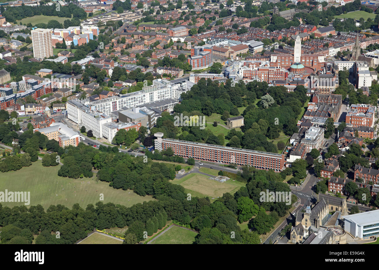 Luftaufnahme von St. George Felder und Leeds University, mit einem Teil des Woodhouse Moor Park im Vordergrund Stockfoto
