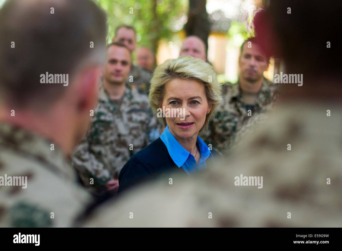 Kabul, Afghanistan. 24. Juli 2014. Deutsche Verteidigungsministerin Ursula von der Leyen im Gespräch mit deutschen Soldaten der International Sicherheit Assistance Force (ISAF) im ISAF-Hauptquartier in Kabul 24. Juli 2014. Bildnachweis: Dpa picture Alliance/Alamy Live News Stockfoto