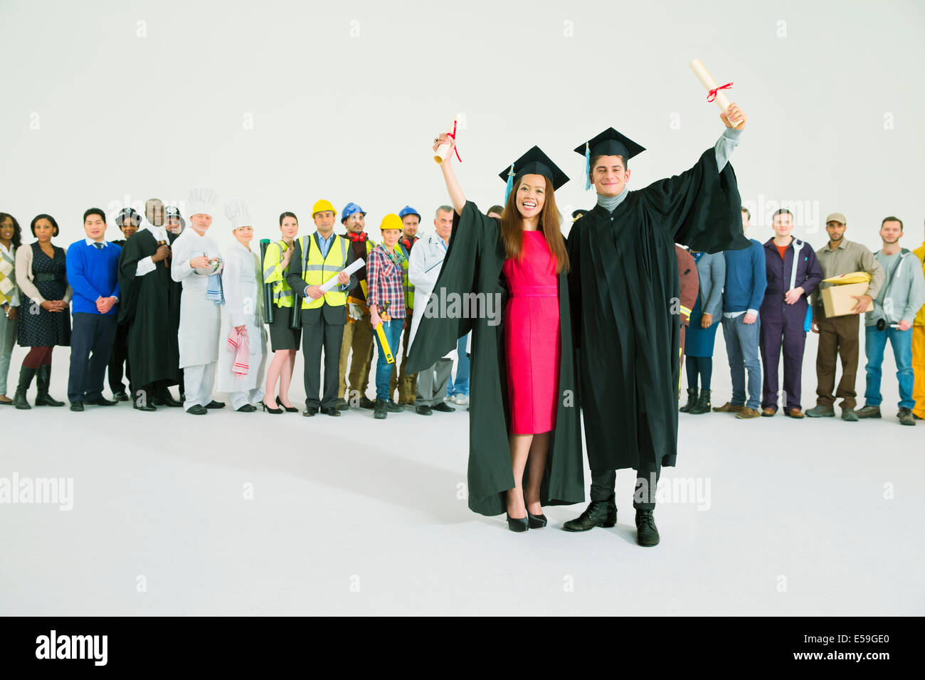 Belegschaft hinter Absolventen Stockfoto