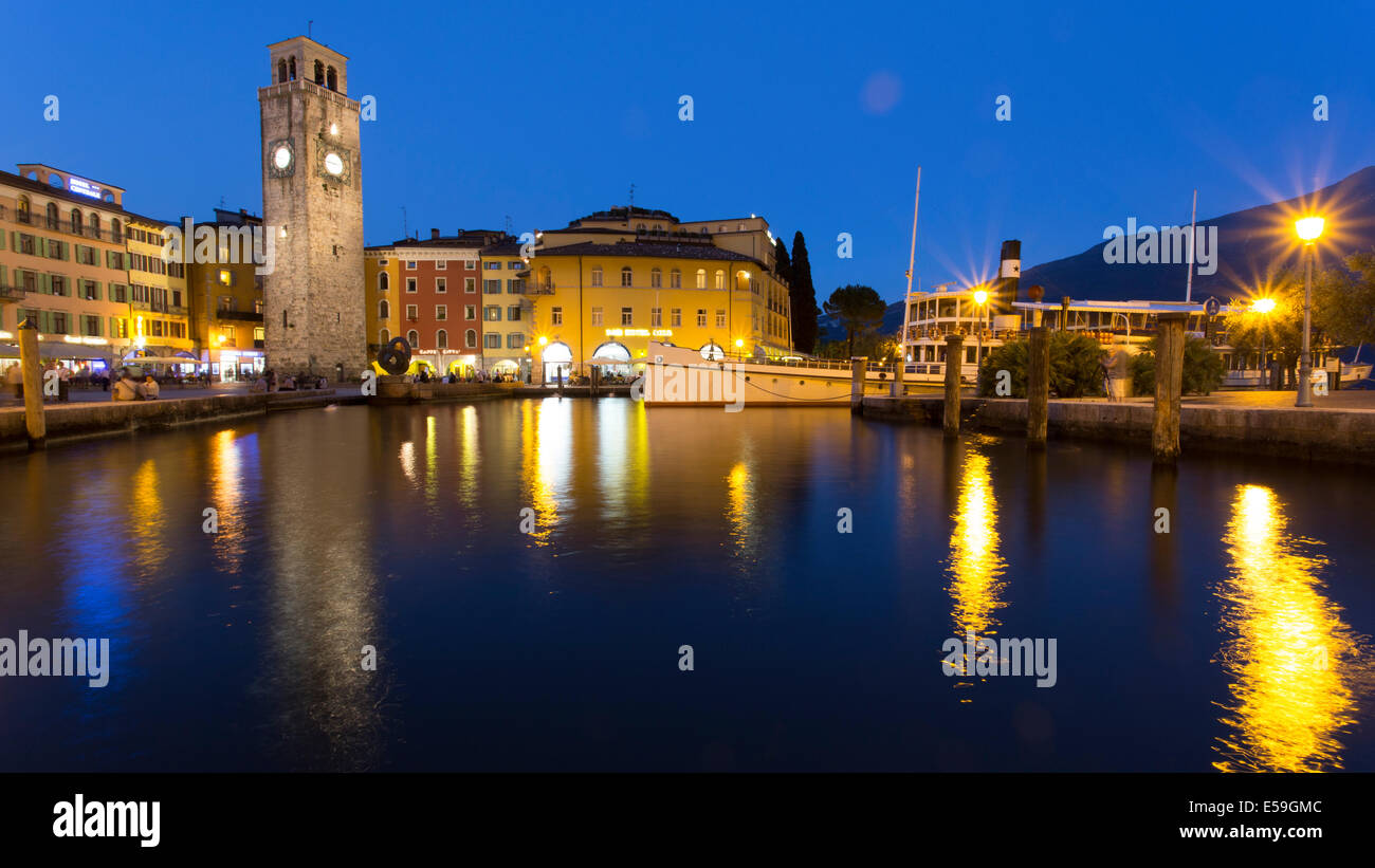 Stadt, Nachtansicht, Riva del Garda, Gardasee, Italien. Stockfoto