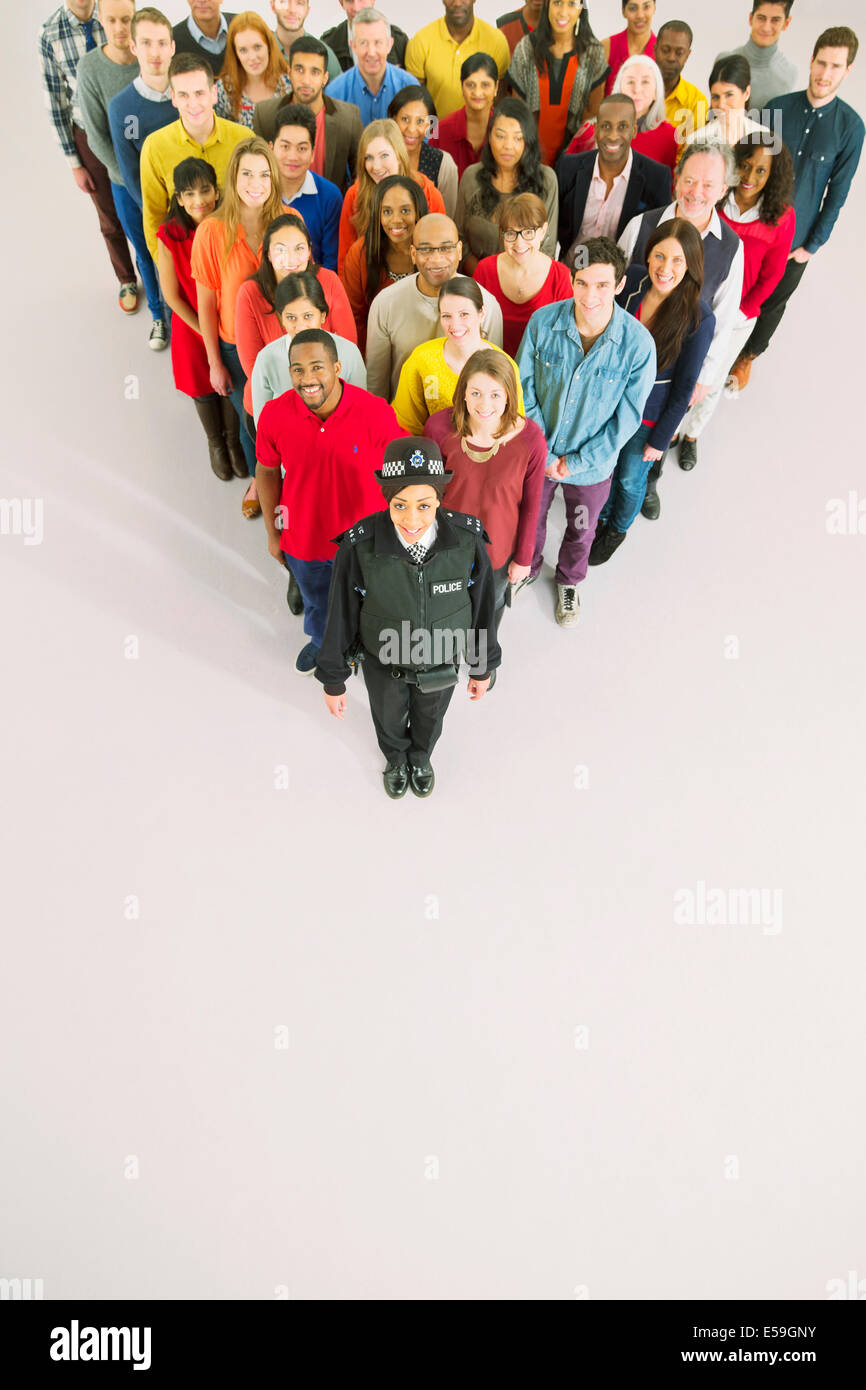 Porträt von Polizistin und gemischtes Publikum Stockfoto