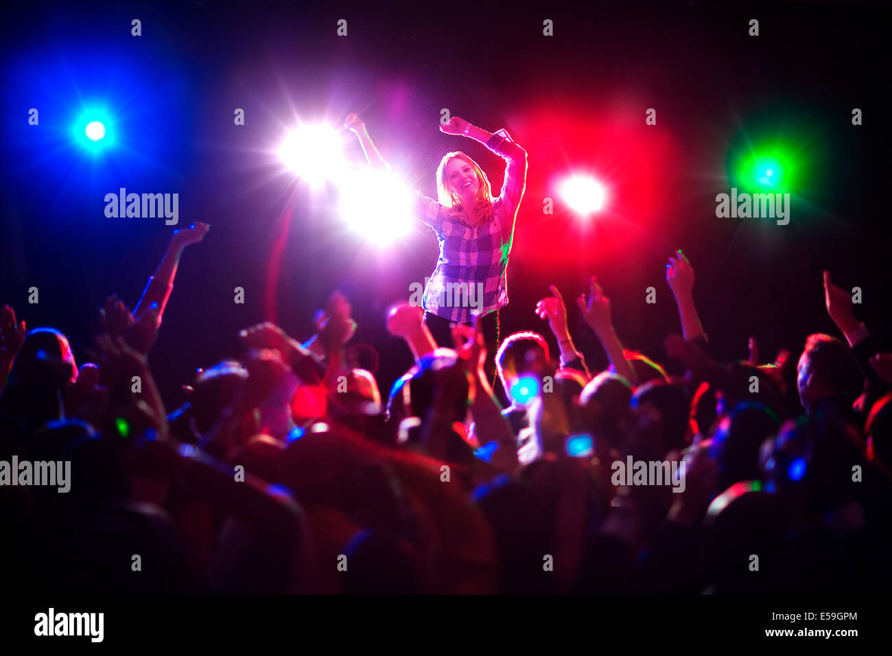 Frau tanzt im Konzert Stockfoto