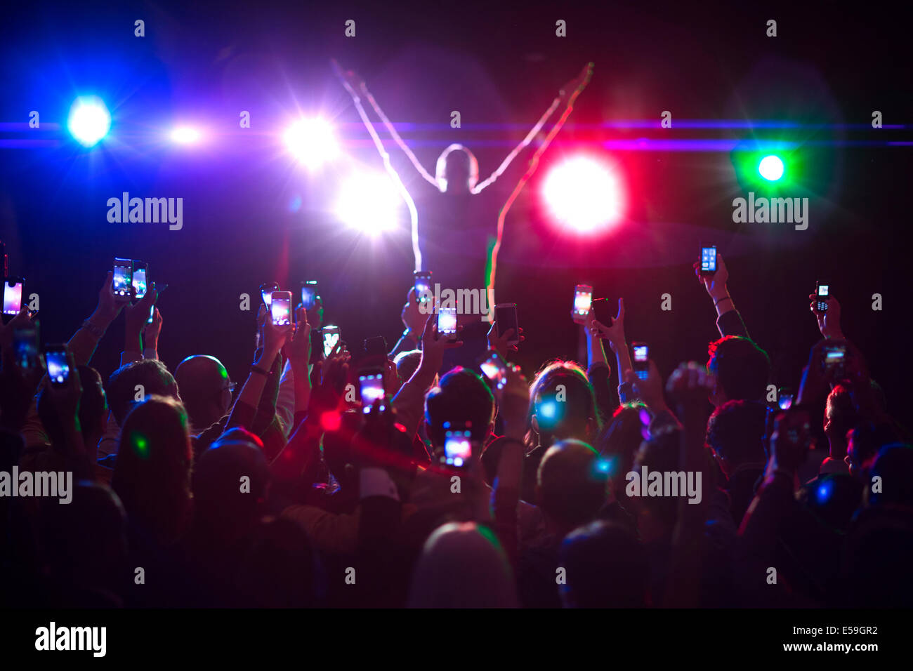 Publikum fotografiert Musiker auf der Bühne Stockfoto