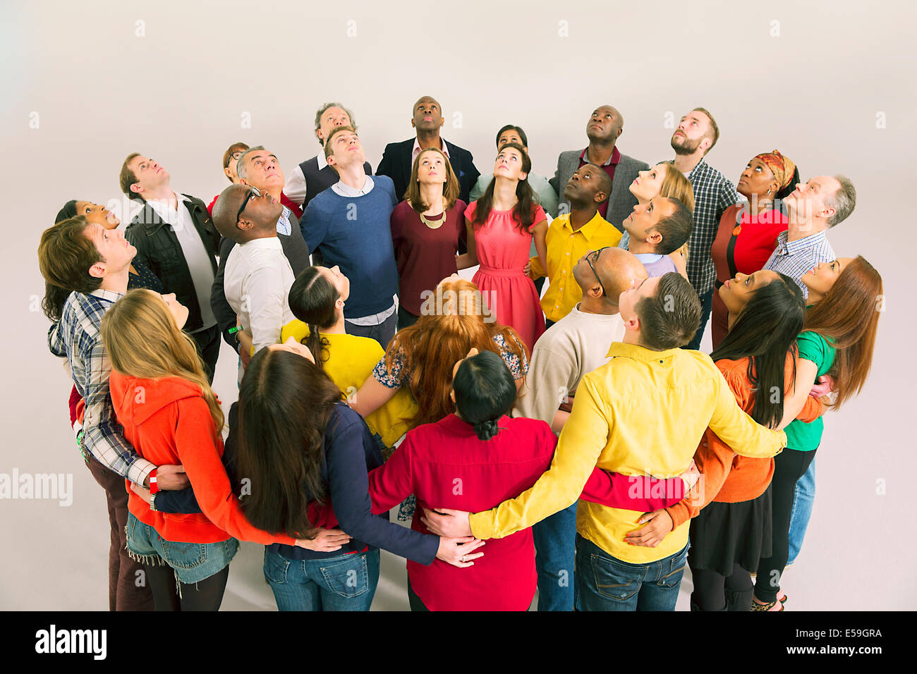 Geschäftsleute, Kreis bilden und nach oben schauen Stockfoto