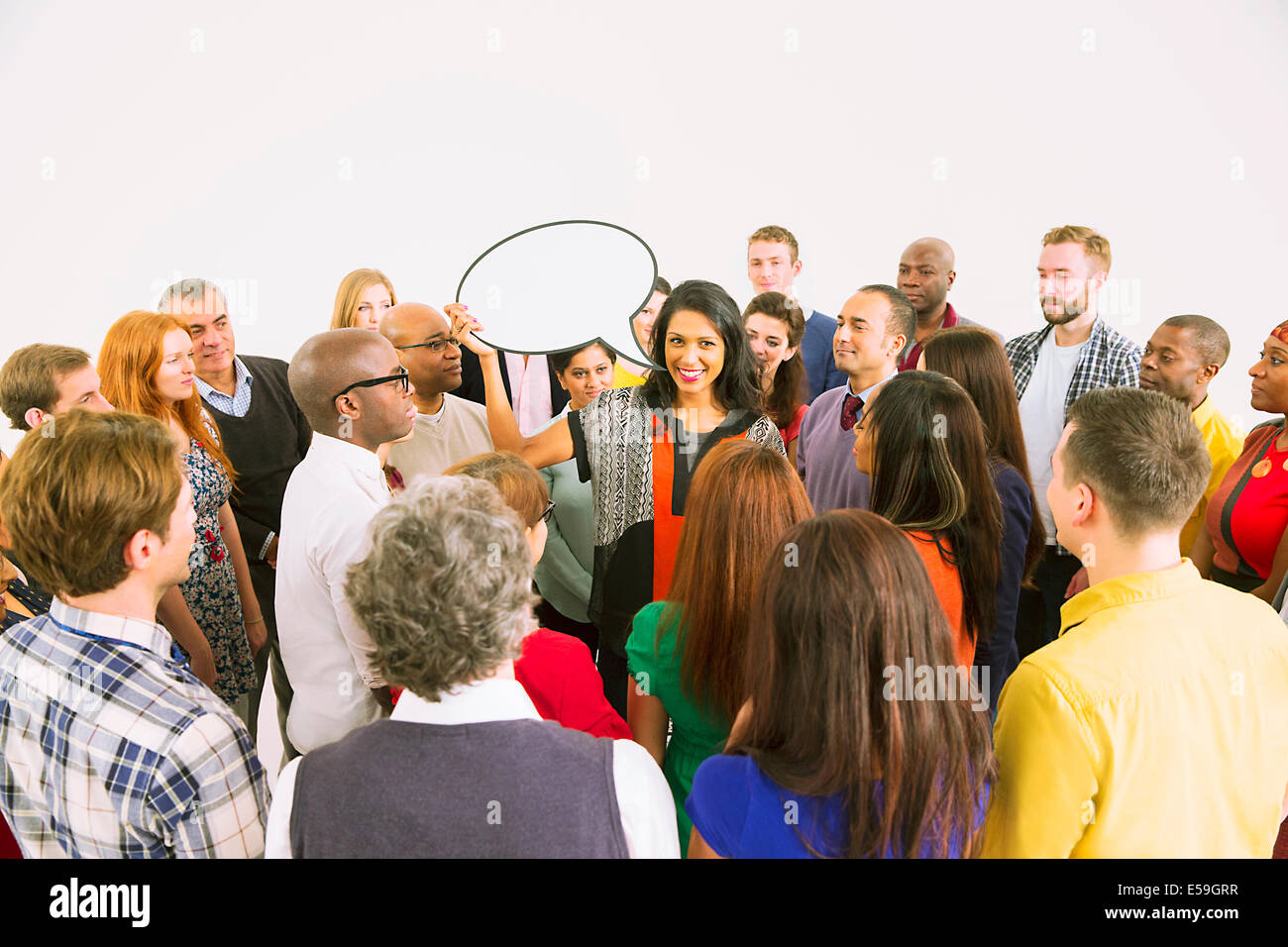 Geschäftsfrau mit Sprechblase in Menge Stockfoto