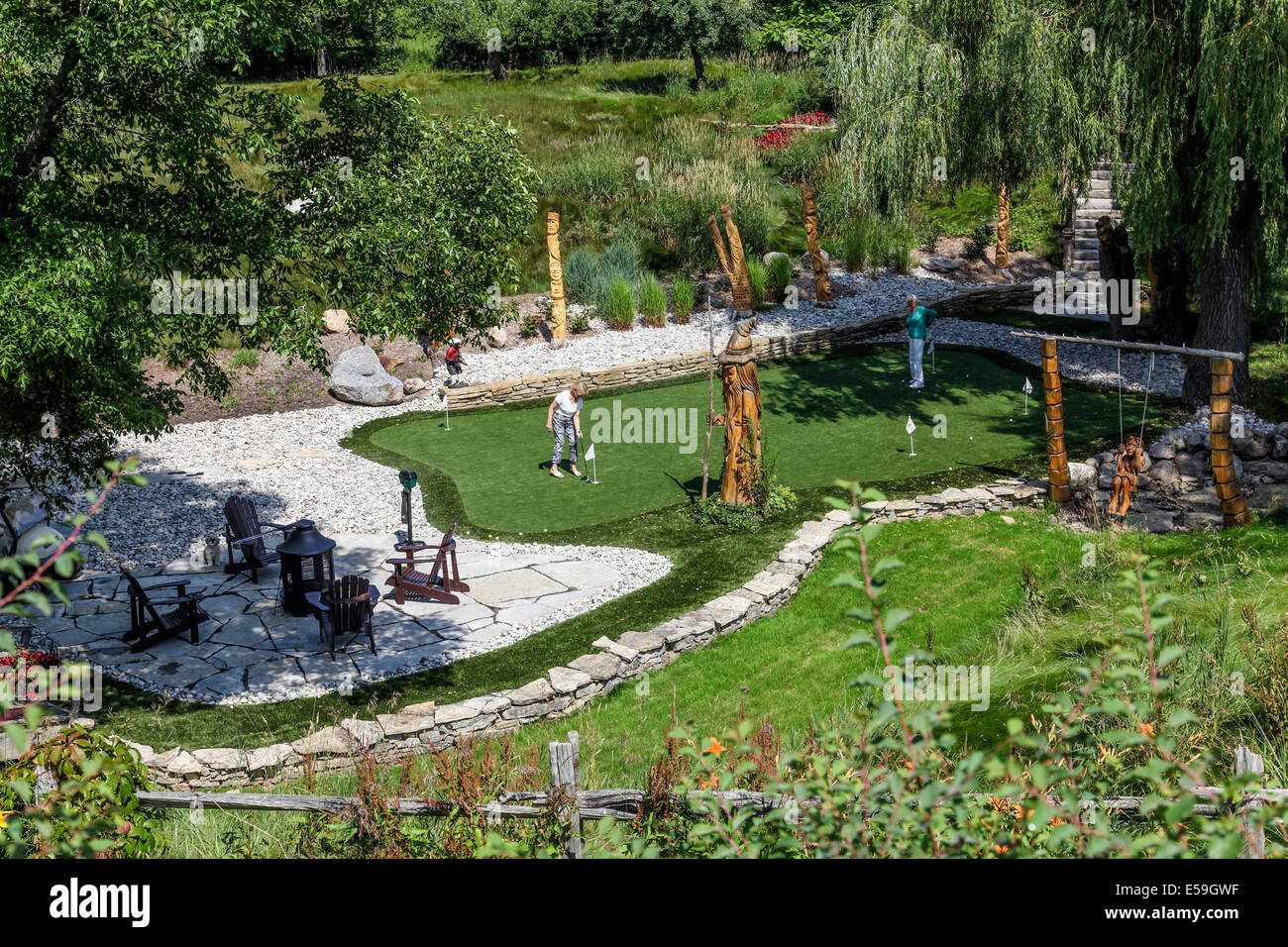 Künstliches Golf Outing Grün in einer ländlichen Umgebung im Hinterhof für Golf-putting Praxis. Stockfoto