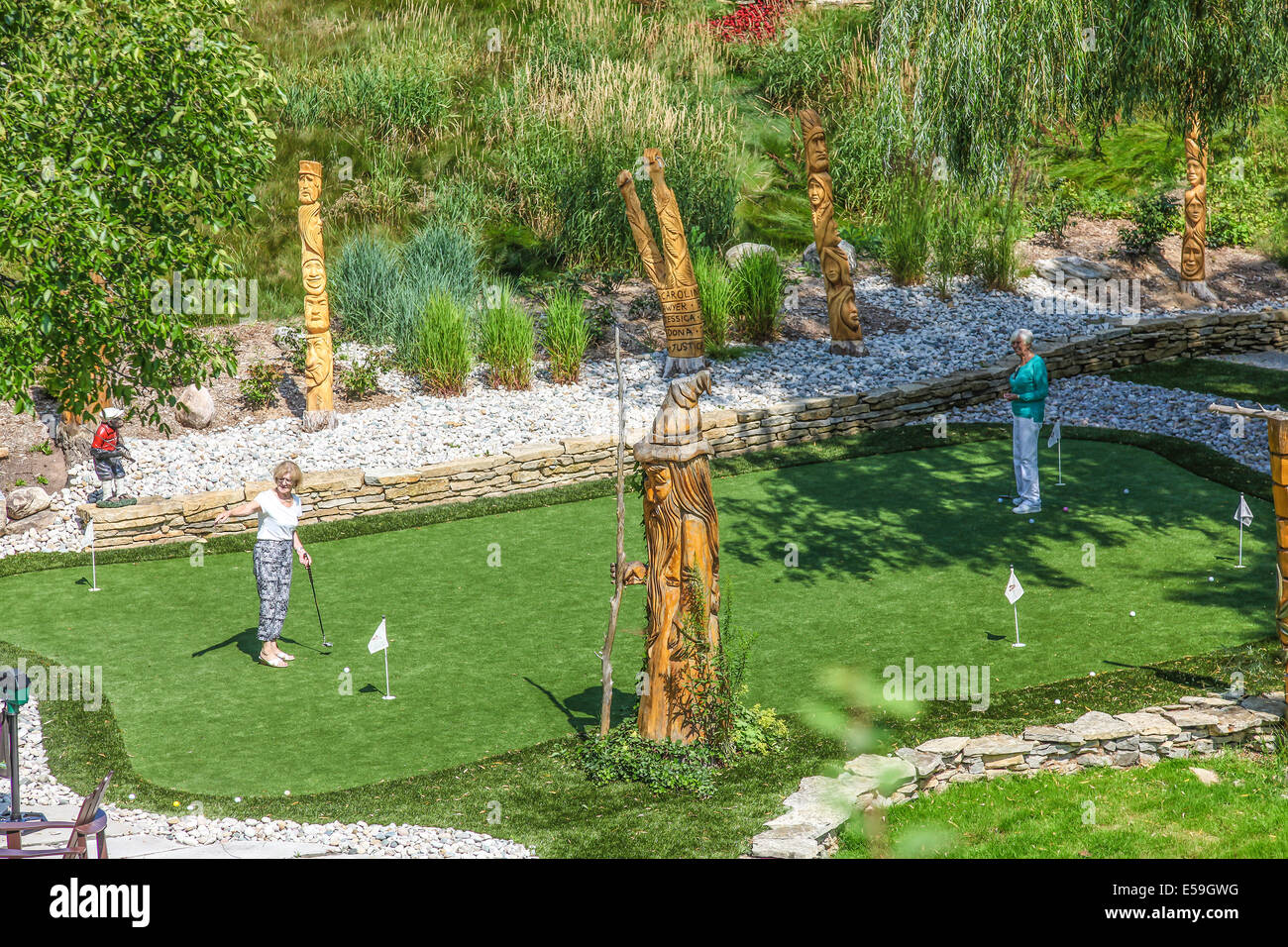 Künstliches Golf Outing Grün in einer ländlichen Umgebung im Hinterhof für Golf-putting Praxis. Stockfoto