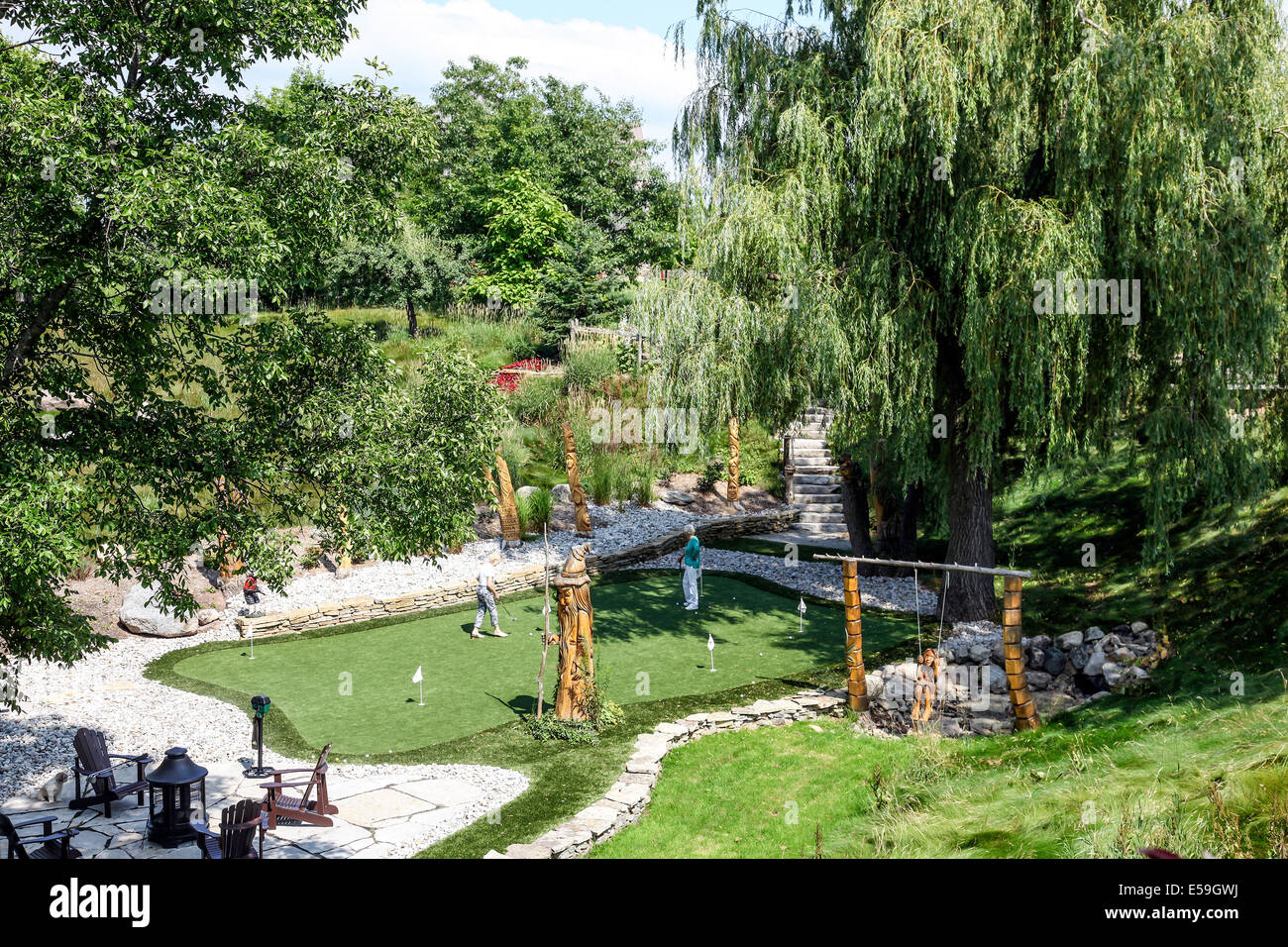 Künstliches Golf Outing Grün in einer ländlichen Umgebung im Hinterhof für Golf-putting Praxis. Stockfoto