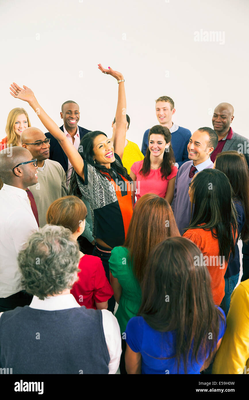 Business-Leute beobachten jubelnde Frau Stockfoto