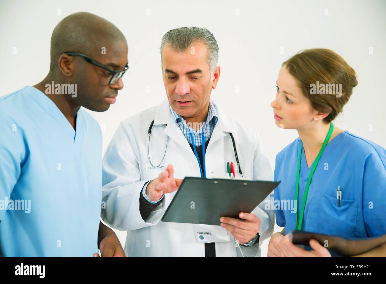 Arzt und Krankenschwestern mit Zwischenablage Stockfoto