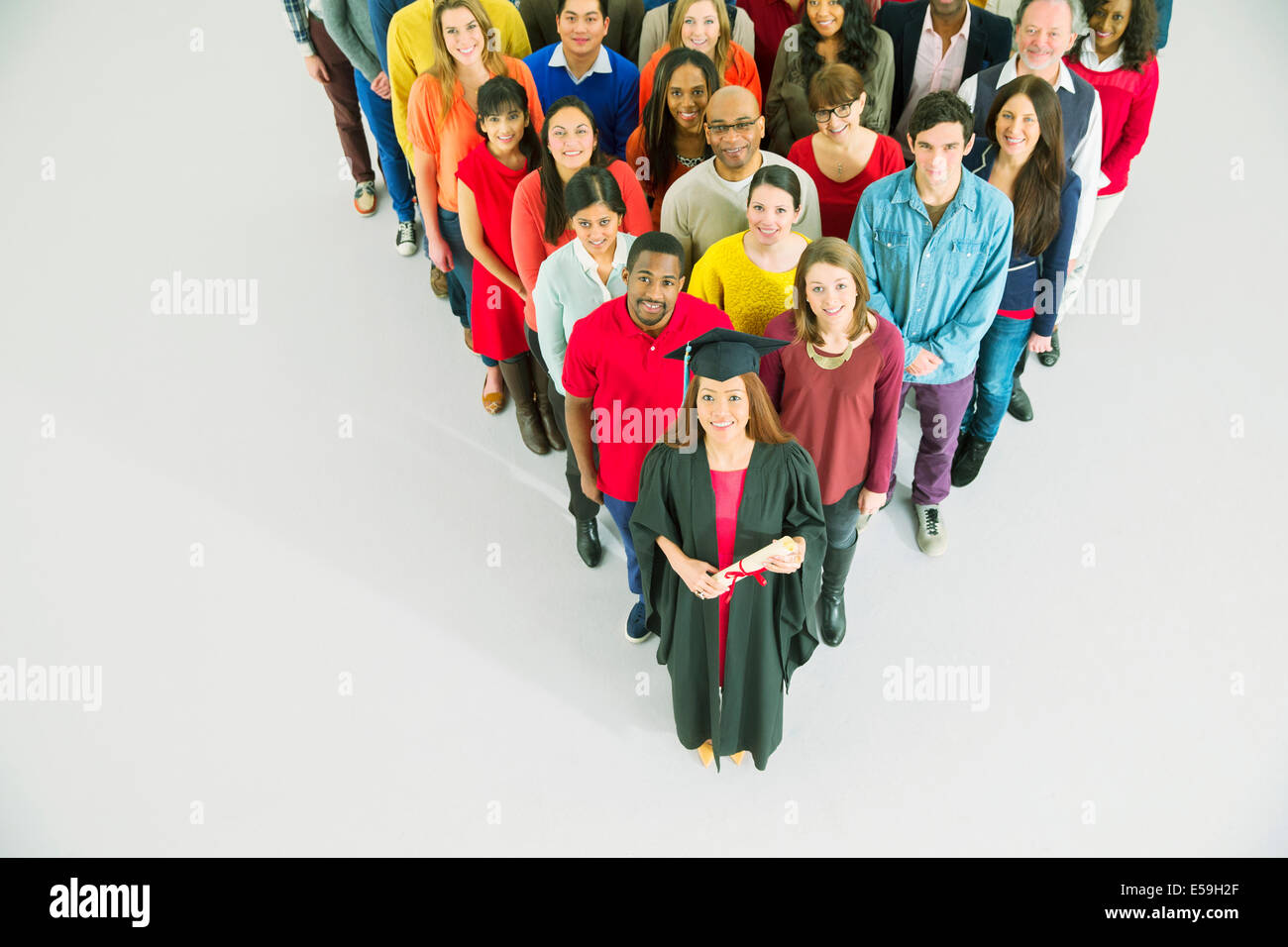 Gemischtes Publikum hinter zuversichtlich Absolvent Stockfoto