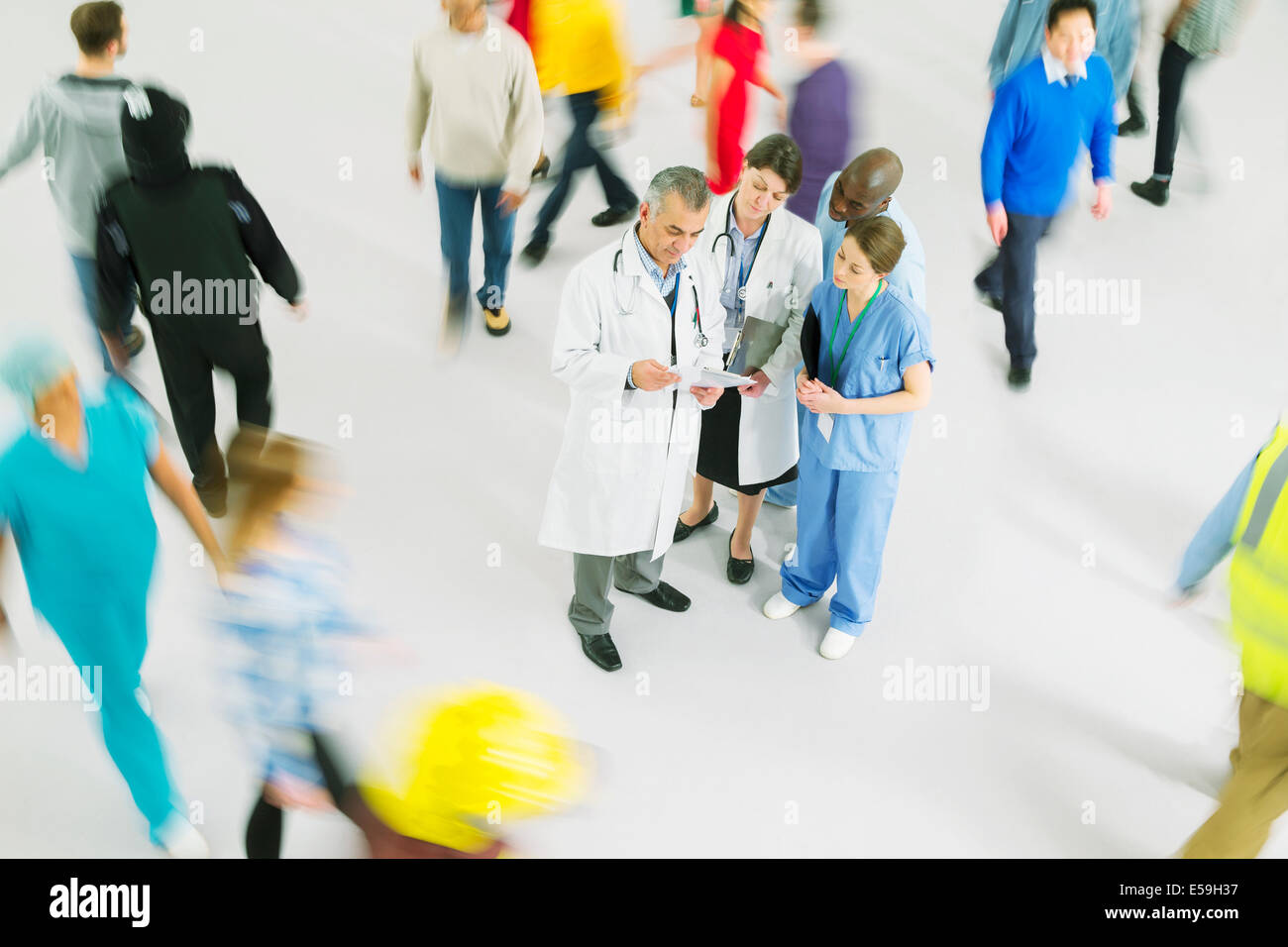 Geschäftigen Menge um Ärzte und Krankenschwestern Stockfoto
