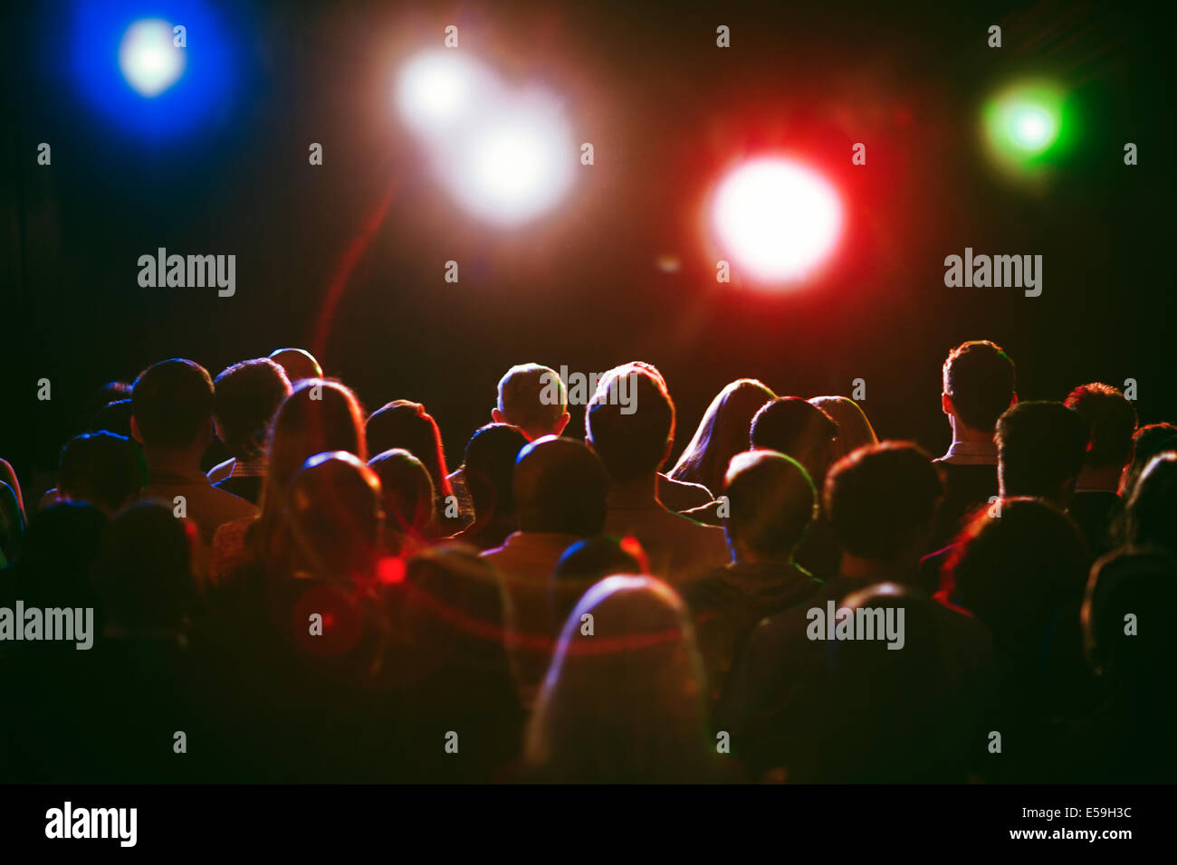 Menschenmenge wartete für Konzert Stockfoto