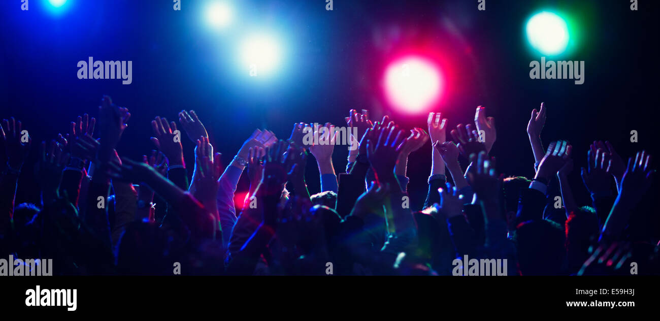 Menge jubeln beim Konzert Stockfoto