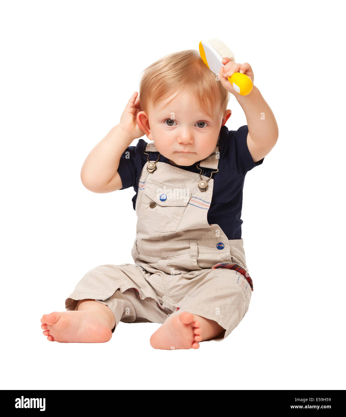kleines Kind Verwendung Haarbürste isoliert auf weißem Hintergrund Stockfoto