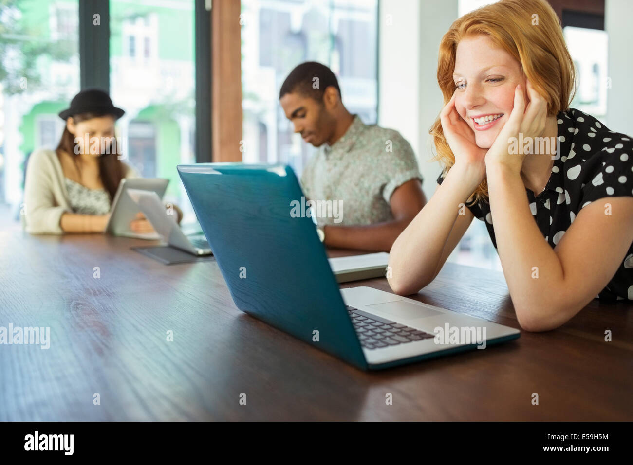 Menschen, die auf Laptops im Büro Stockfoto