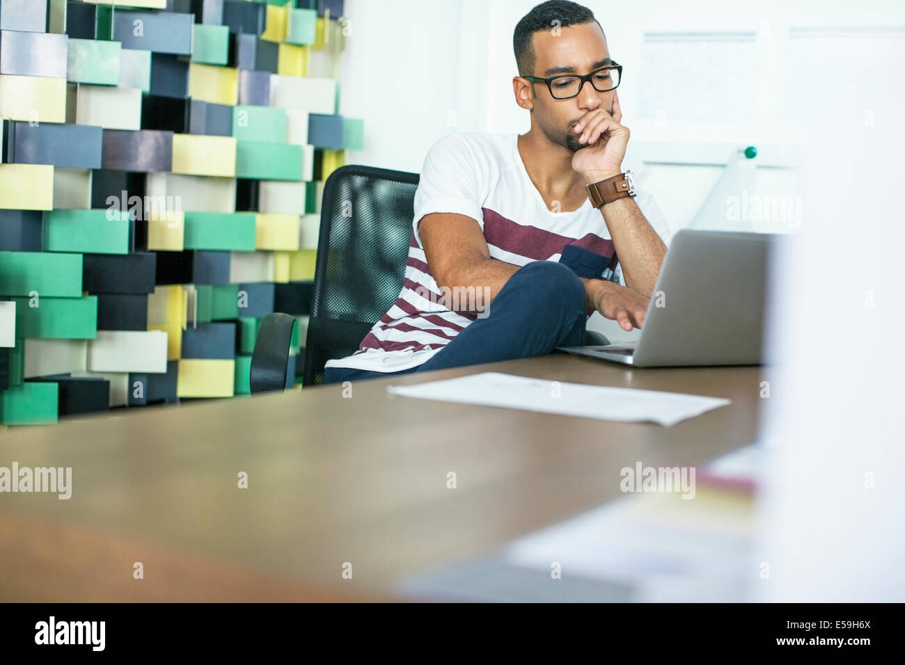 Mann mit Laptop im Büro Stockfoto