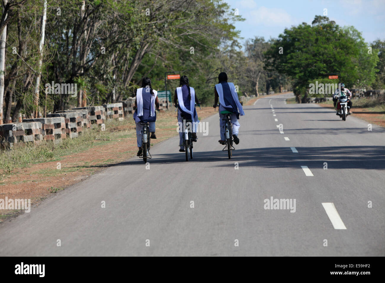 Schulmädchen Fahrrad, Dantewada, Chattisgadh, Indien Stockfoto
