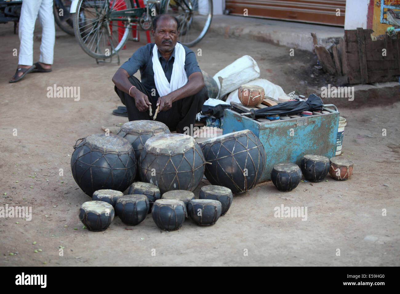 Mann, Verkauf von traditionellen Trommeln, Dantewada, Chattisgadh, Indien Stockfoto Mann, Verkauf von traditionellen Trommeln, Dantewada, Chattisgadh, Indien Stockfoto