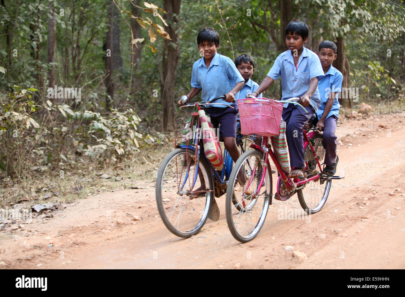 Schule Jungs reiten Zyklen, Orrcha, Chattisgadh, Indien Stockfoto