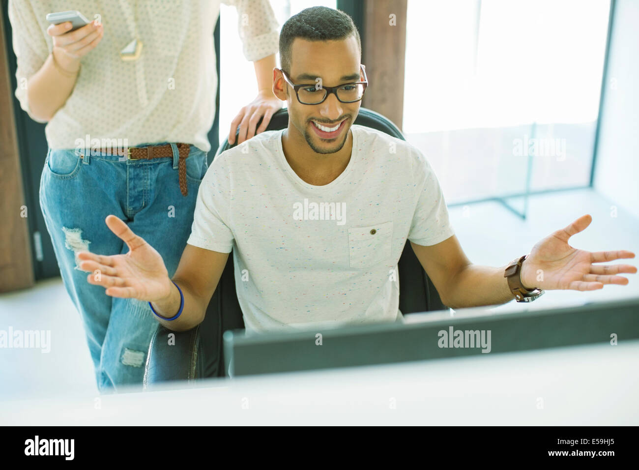 Menschen im Büro zusammenarbeiten Stockfoto