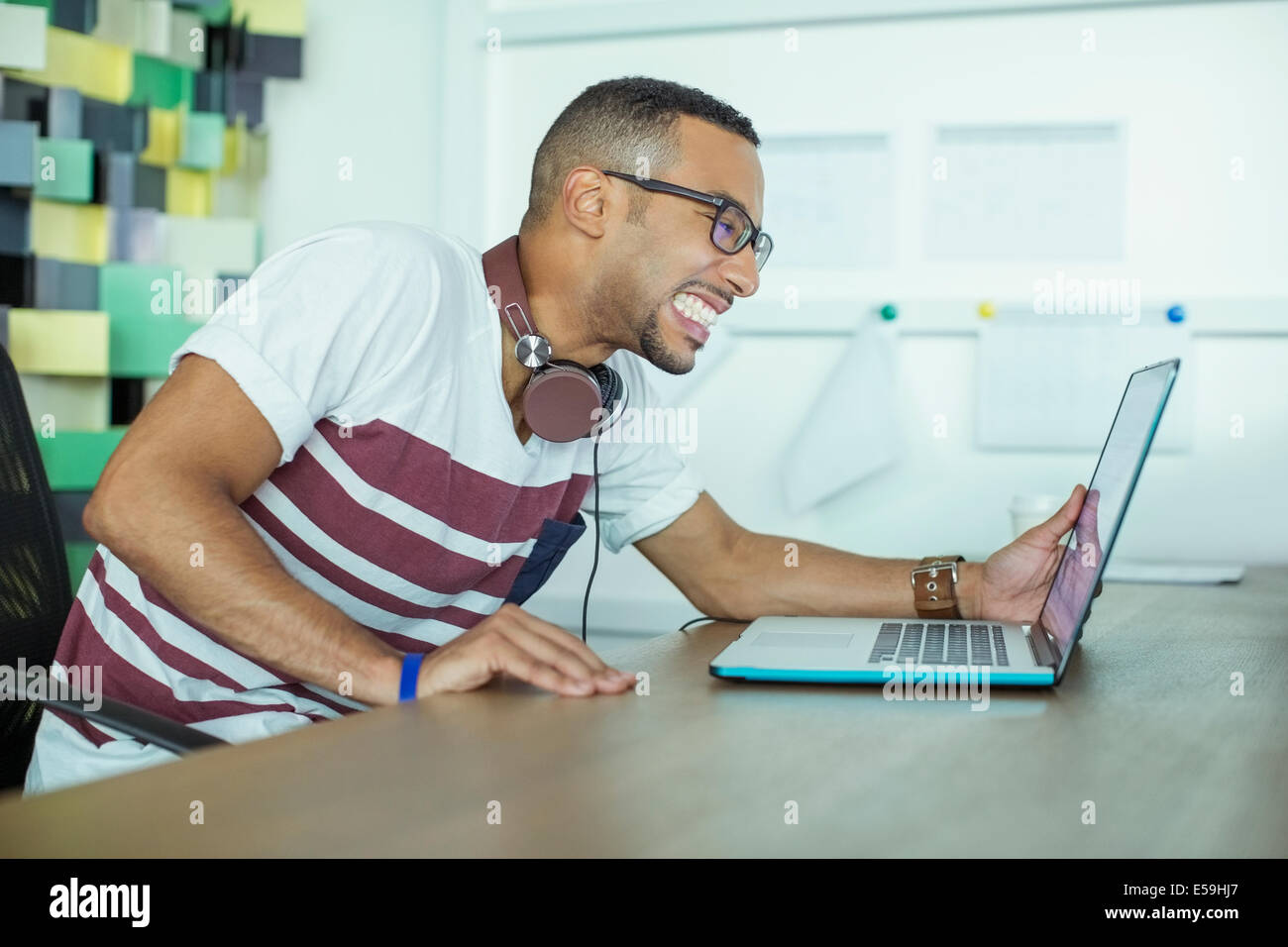 Mann mit Laptop im Büro arbeiten Stockfoto