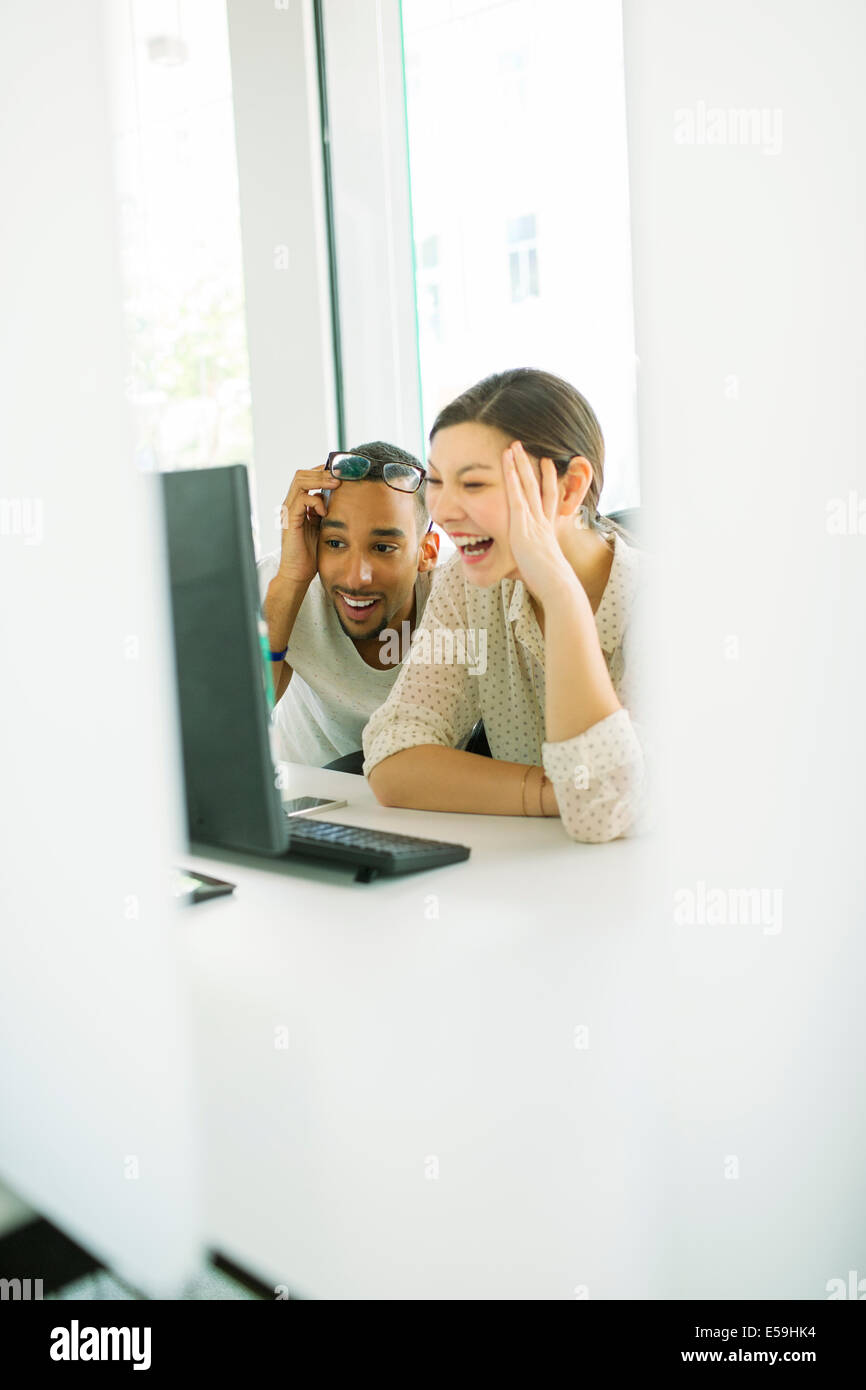 Frustrierte Menschen zusammen arbeiten, im Büro Stockfoto