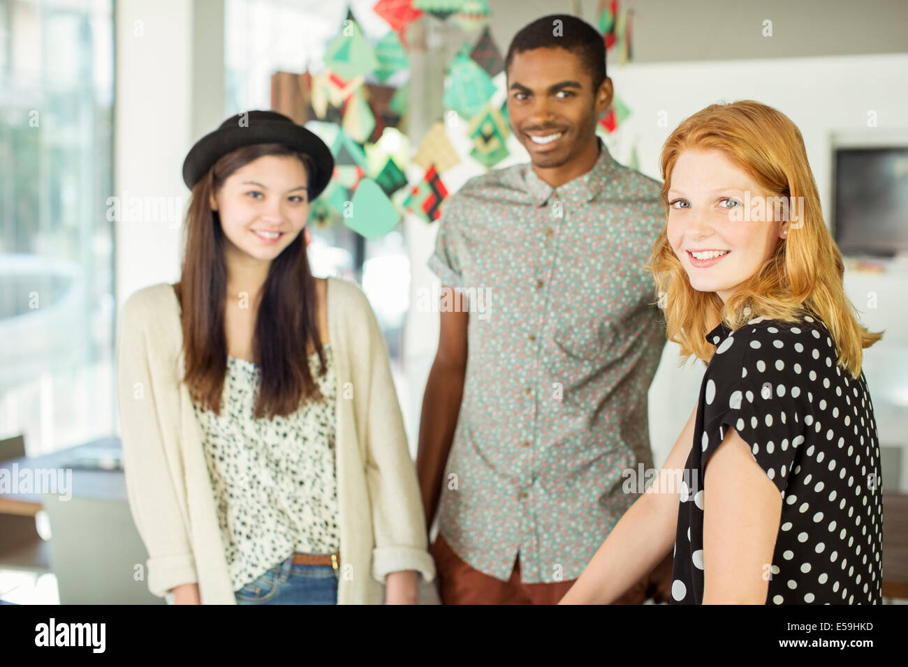 Menschen Lächeln im Büro Stockfoto