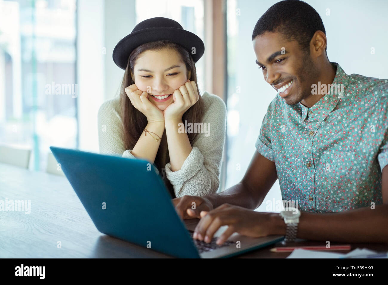 Menschen arbeiten zusammen am Laptop im Büro Stockfoto