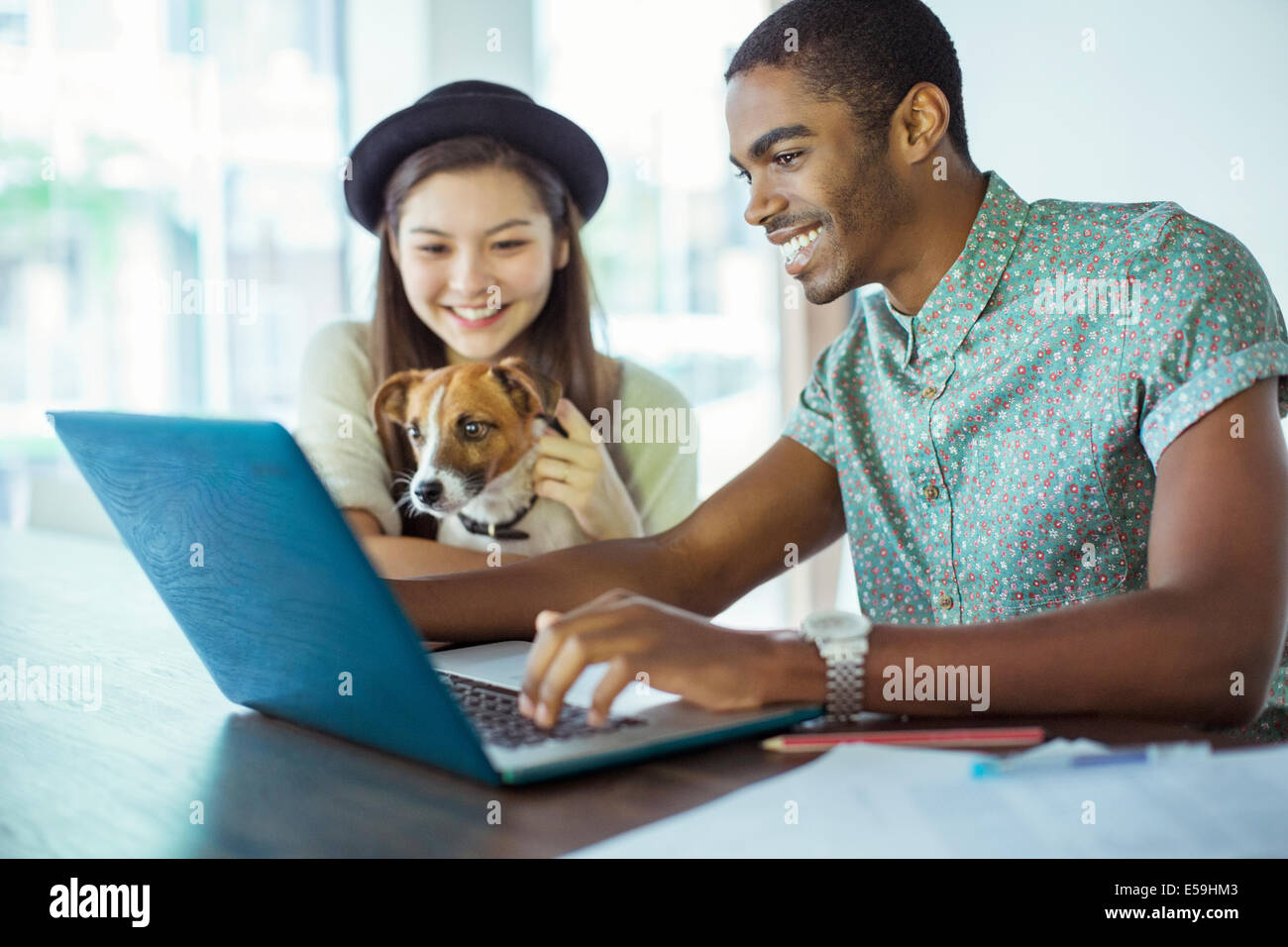 Menschen im Büro zusammenarbeiten Stockfoto