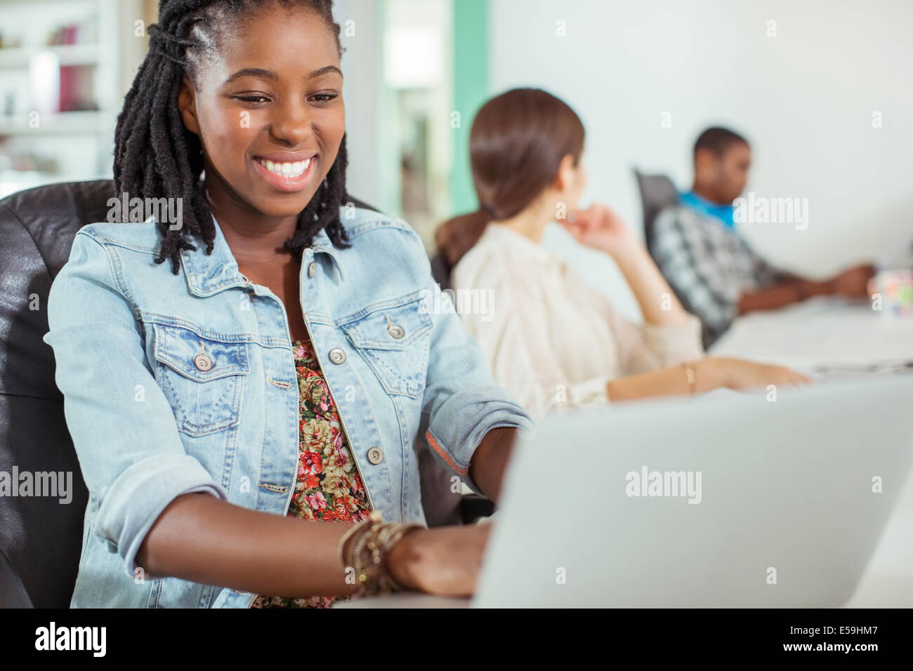 Menschen, die Arbeiten am Konferenztisch im Büro Stockfoto