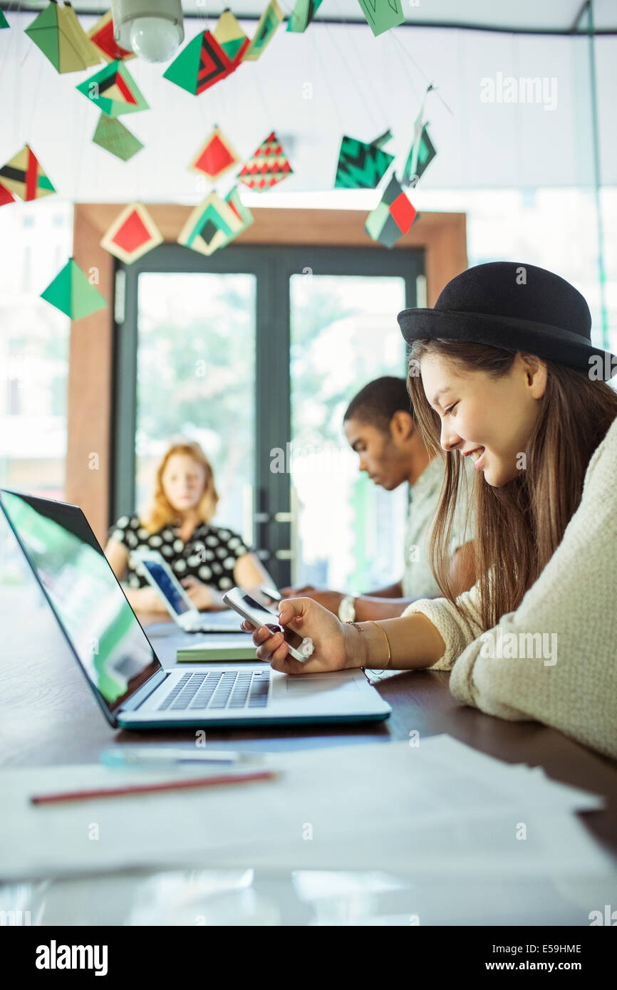 Menschen, die Arbeiten am Konferenztisch im Büro Stockfoto