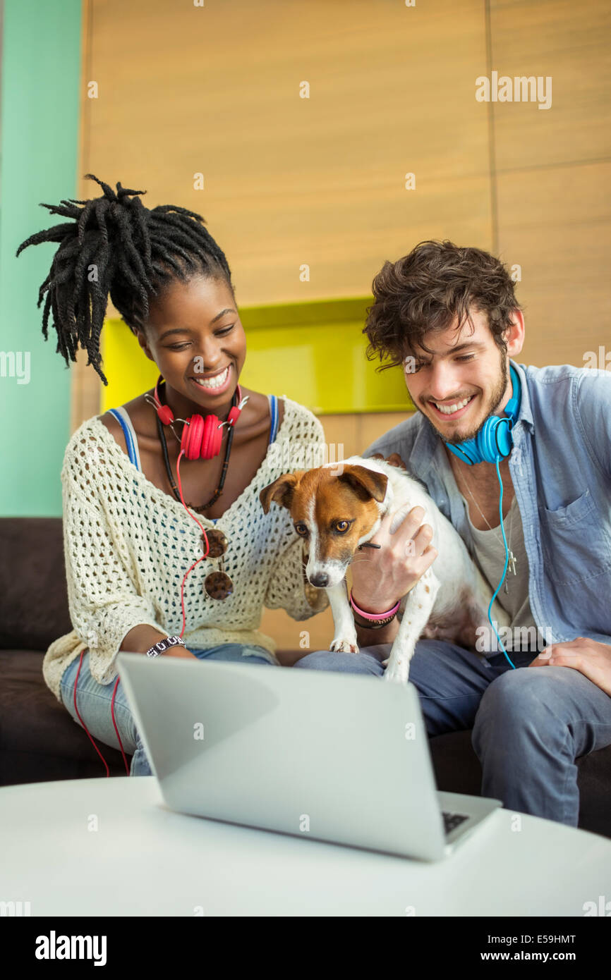 Mensch und Hund im Büro arbeiten Stockfoto