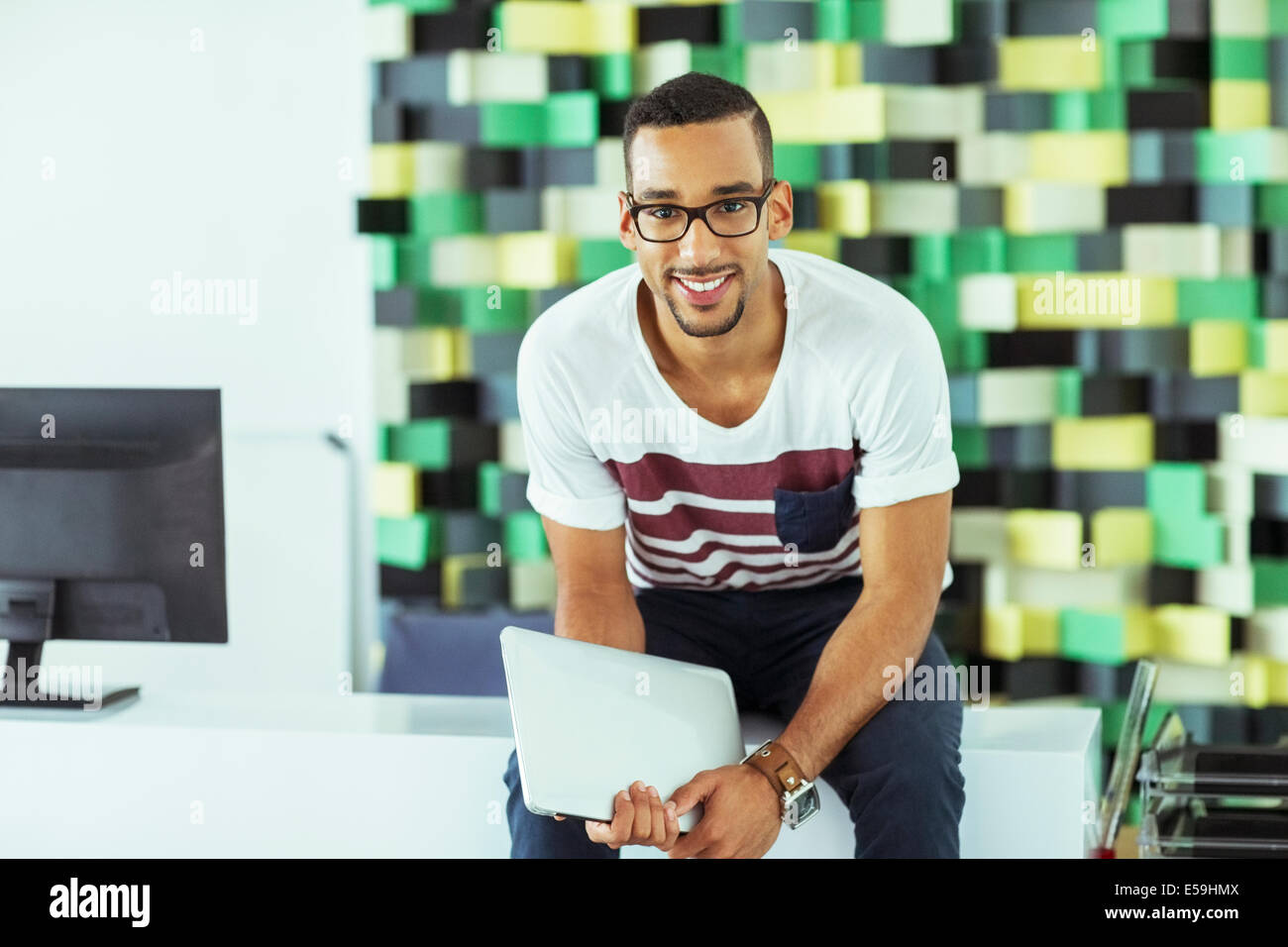 Mann hält digitale Tablet im Büro Stockfoto