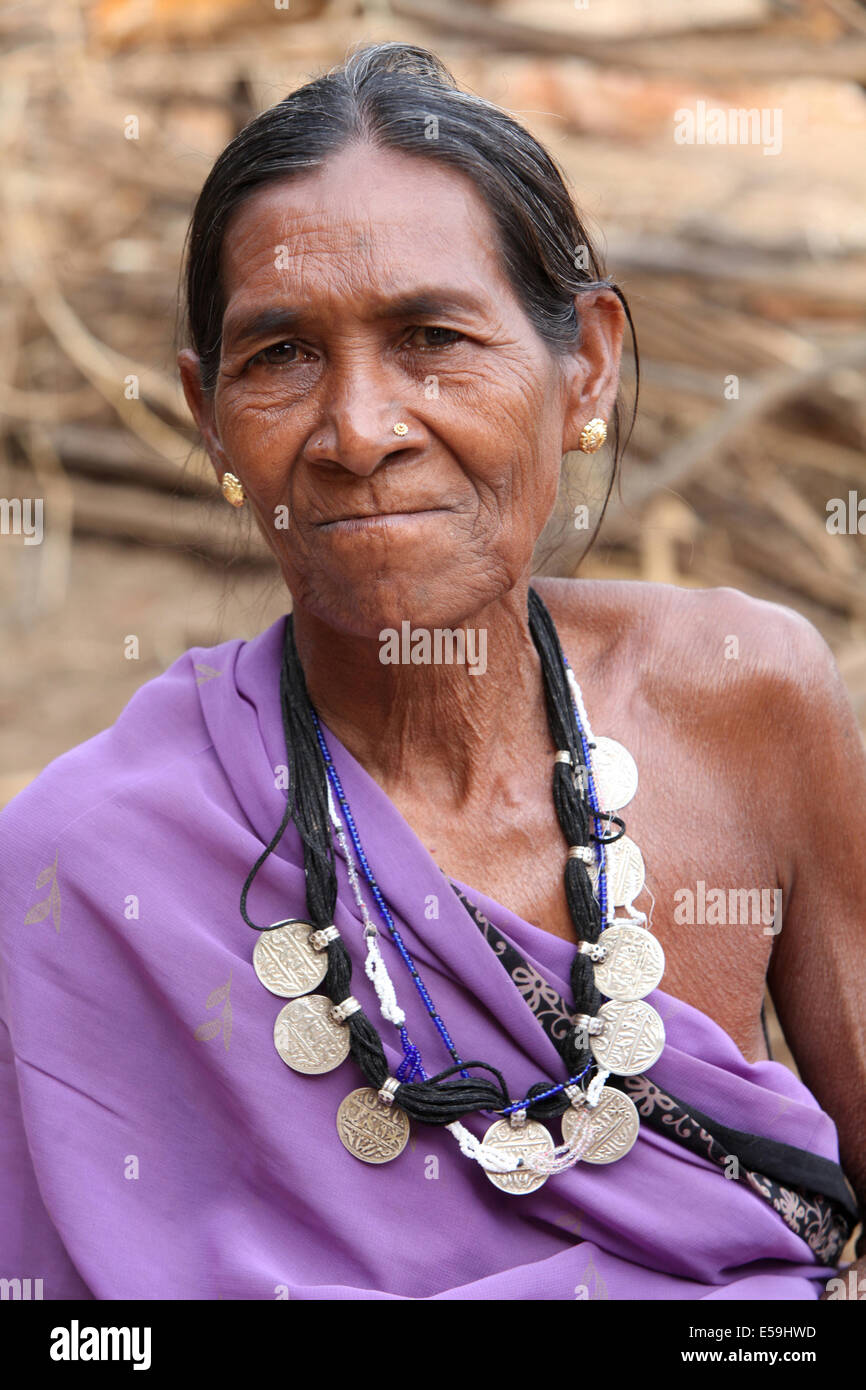Kamar Tribal alte Frau trägt Münze Silber Halskette, Matal Dorf, Chattisgadh, Indien Stockfoto