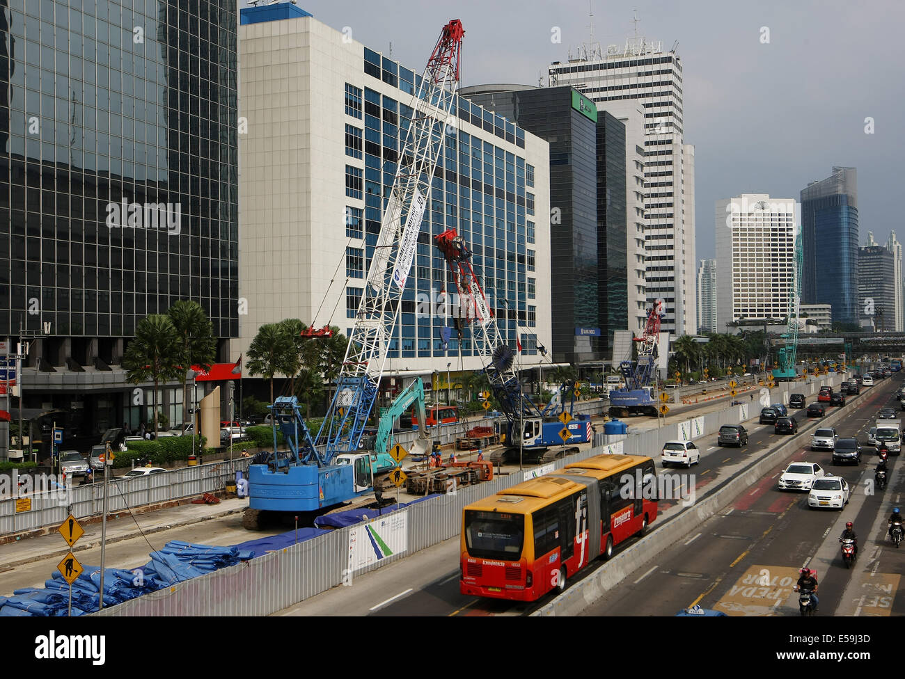 Zentral-Jakarta, Jakarta, Indonesien. 24. Juli 2014. Das Mass Rapid Transit oder MRT-Projekt an der Hauptstraße von Jakarta. Der Gewinner der 9.Juli indonesischen Präsidentschaftswahl Herausforderungen ernste, Südost-Asien Top Wirtschaft auf dem richtigen Weg, zu halten, schneiden Treibstoffsubventionen und Knarren Infrastruktur Bekämpfung der Korruption, Modernisierung und Steigerung der Ausgaben für die Armen. © Afriadi Hikmal/ZUMA Draht/Alamy Live-Nachrichten Stockfoto