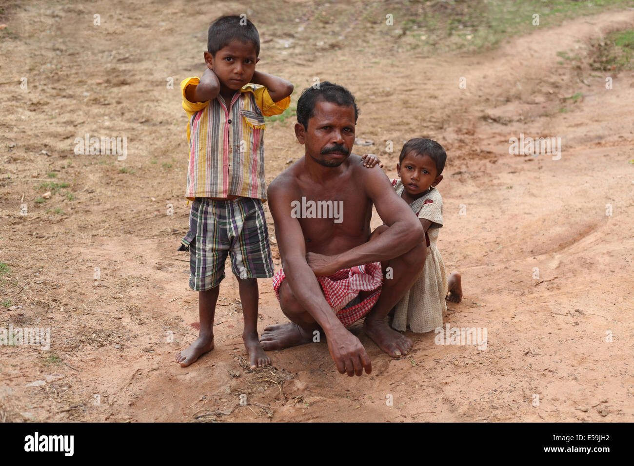 Ein Vater und Kinder. Bison Horn Maria Stamm, Datalpara, Gamawada, Chattisgadh, Indien Stockfoto