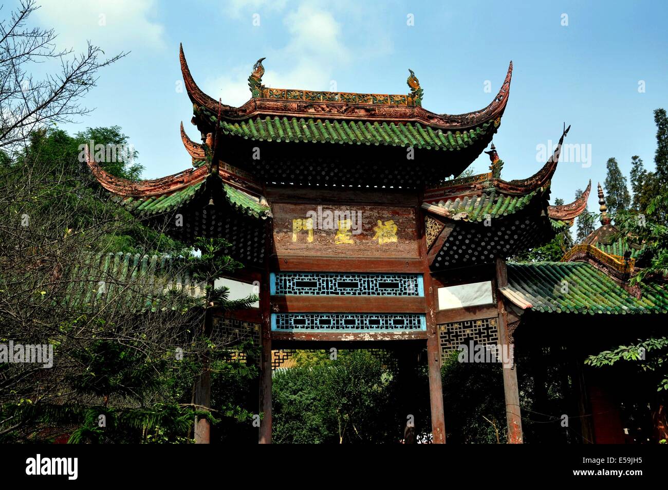 CHONGZHOU, CHINA: Tor des Himmels mit reich verzierten fliegenden Eave Dächer bei Lu Sie uralten Tempel in Yan Hui Chi Park Stockfoto