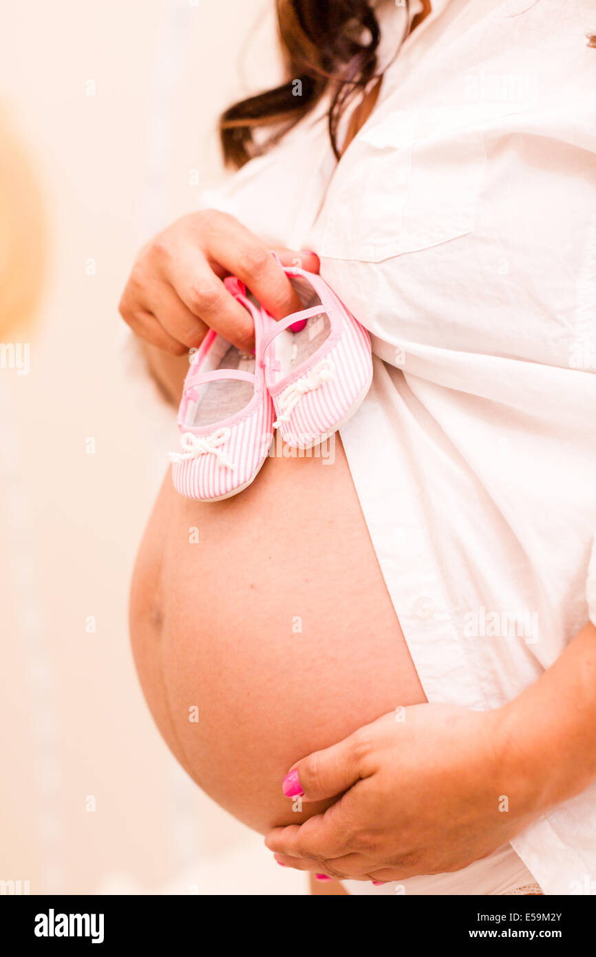 Schwangere junge Frau im letzten Monat der Schwangerschaft. Stockfoto