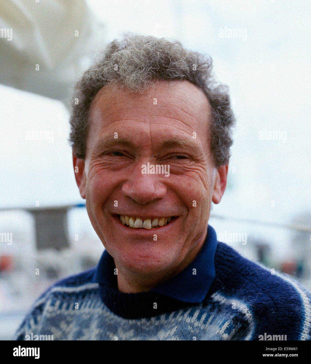 AJAXNETPHOTO - 4. JUNI 1988.PLYMOUTH, ENGLAND- OSTAR 1988-C-STAR 1988-ROBIN KNOX-JOHNSTON (GBR) SKIPPER VON SUHAILI KURZ VOR DEM START. FOTO : JONATHAN EASTLAND / AJAX REF:HDD/PEO/RKJ Stockfoto