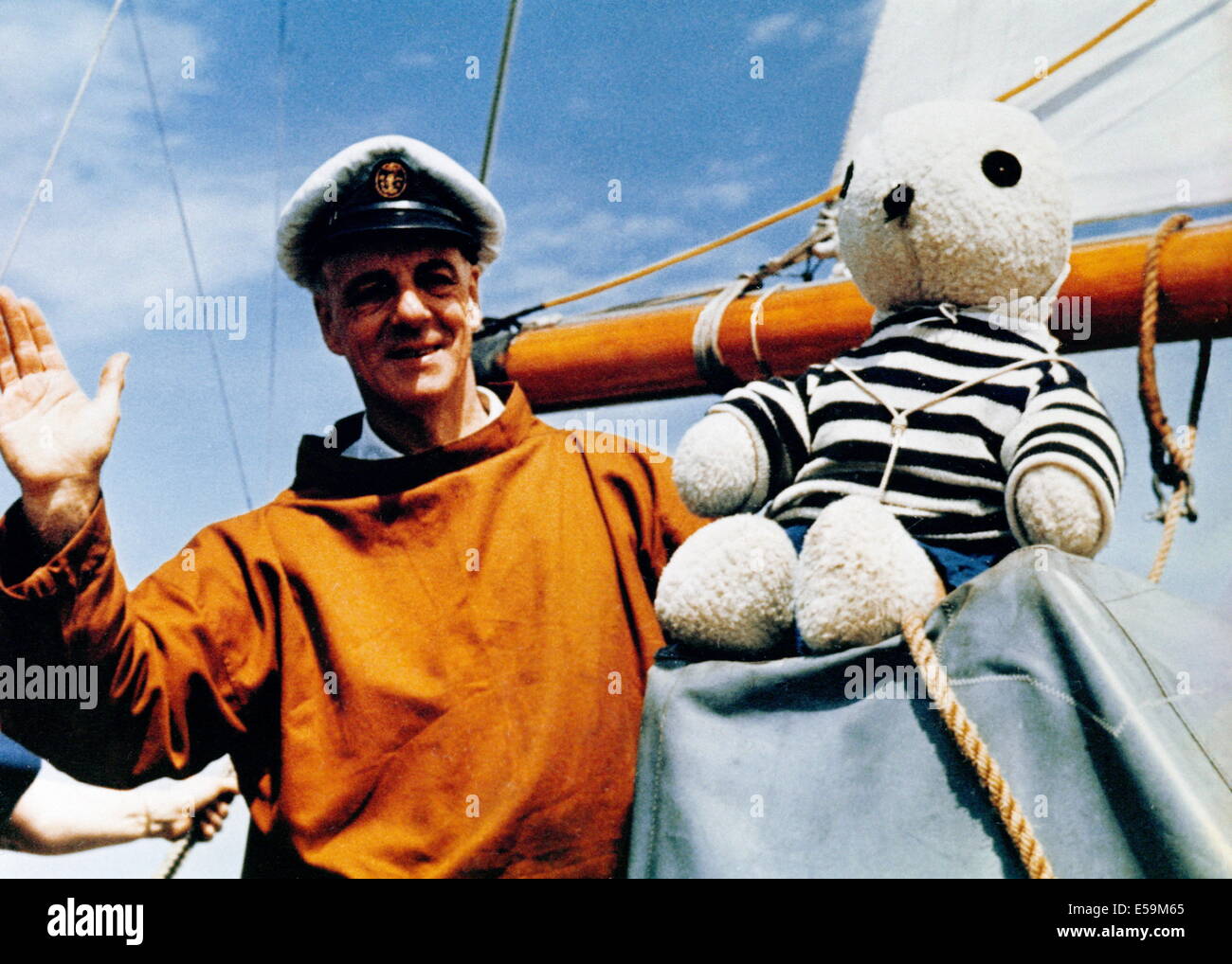 AJAXNETPHOTO - 16. JULI, 1967. PORTSMOUTH, ENGLAND-EINHÄNDIGER LEBENSMITTELHÄNDLER MACHT SICH MIT SEINEM MASKOTTCHEN ALGY AUF SEINE EPIC EINHÄNDIGE REISE IN DER YACHT LIVELY LADY. FOTO: JONATHAN EASTLAND/AJAX REF:HDD PEO ROSE Stockfoto