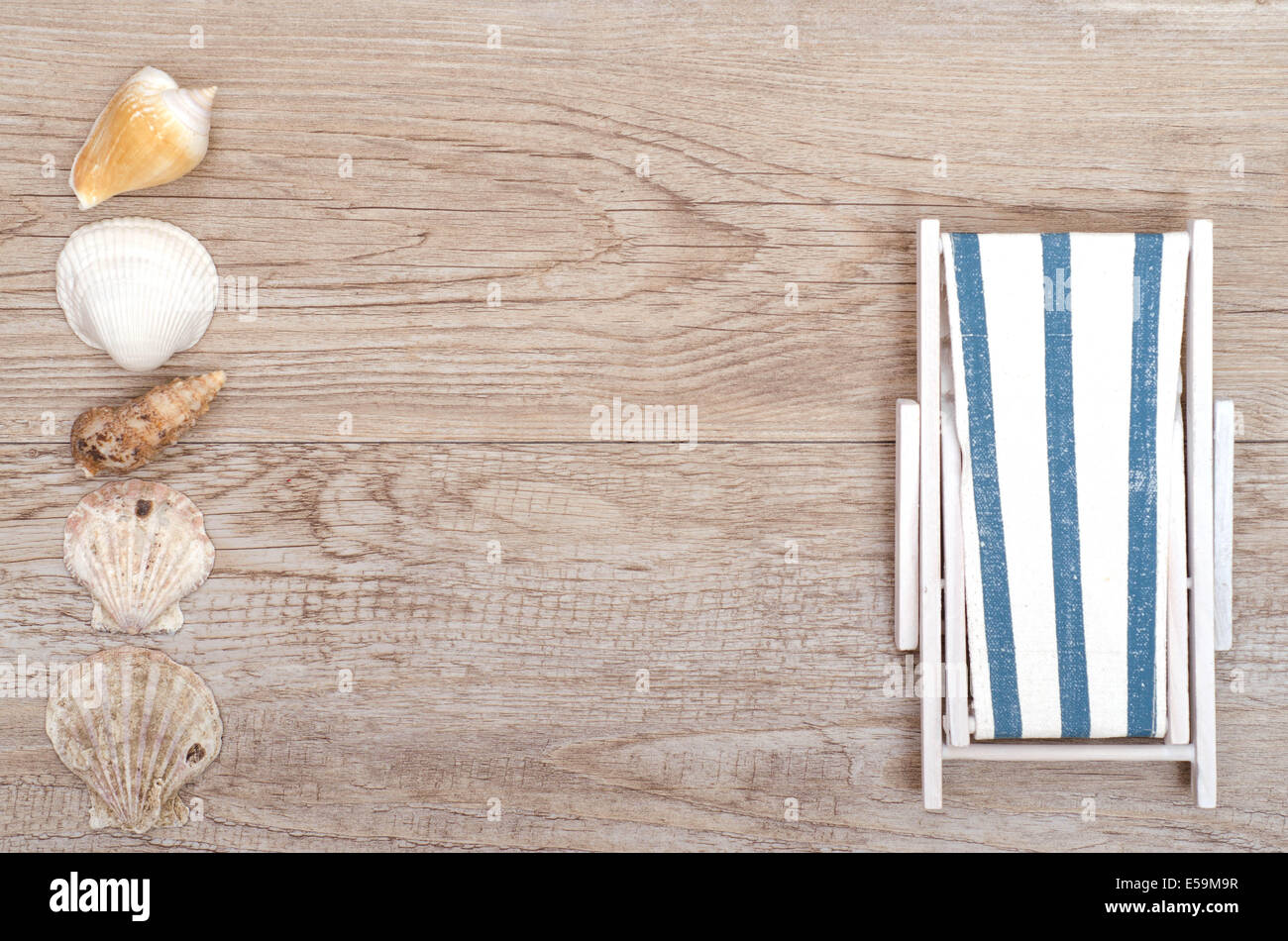 Blau Weiß Streifen Liegestuhl und Meer Muscheln mit Text-Raum Stockfoto