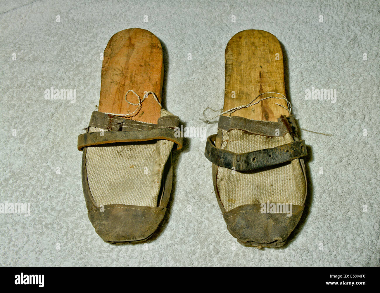 Bild von: Jules Annan Bild zeigt: gut getragen hausgemachte Clogs verwendet von Insassen in einem Nazi-Vernichtungslager Datum; 07.07.2014 Stockfoto