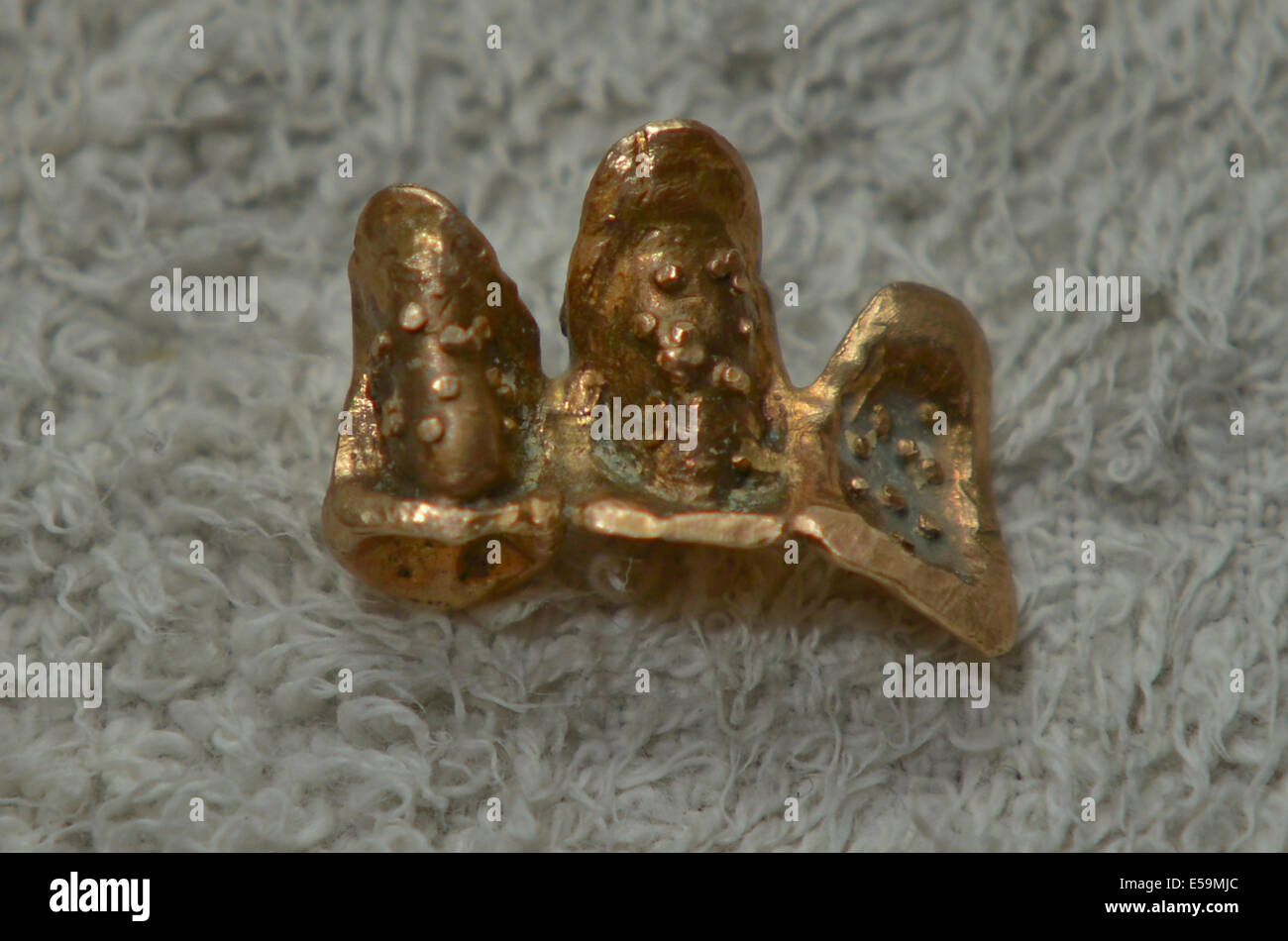 Bild von: Jules Annan Bild zeigt: echtes gold dental Kappen, die von des Nazis jüdische Häftlinge bei ihrer Ankunft in Auschwitz in den Jahren des Holocaust Datum; entfernt wurden 07.07.2014 Stockfoto
