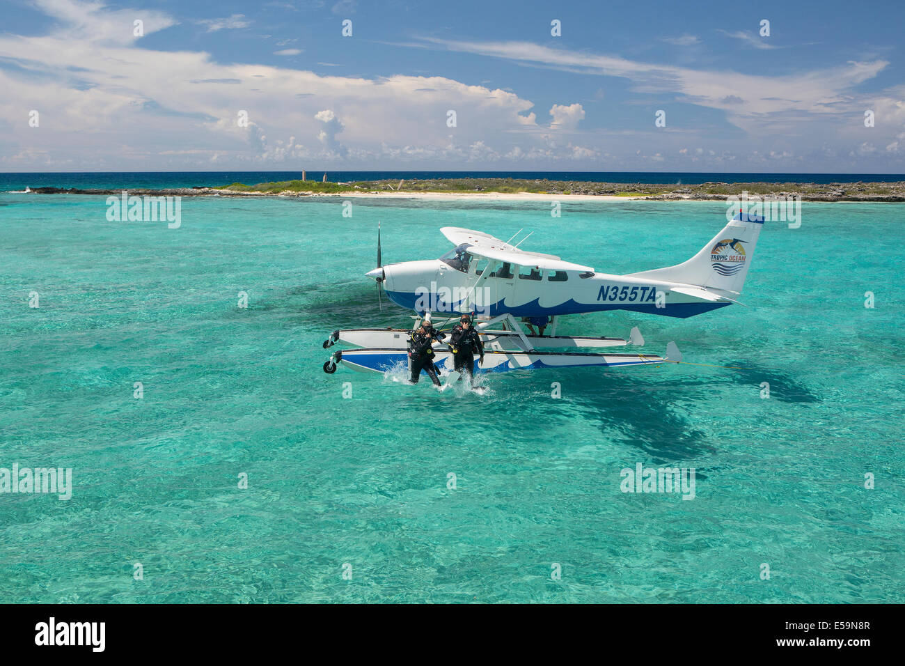 Taucher geben Sie Wasser aus dem Wasserflugzeug. Stockfoto
