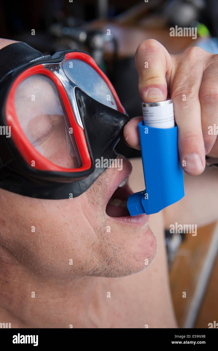 Scuba Diver verwendet Inhalator vor dem Tauchen. Stockfoto