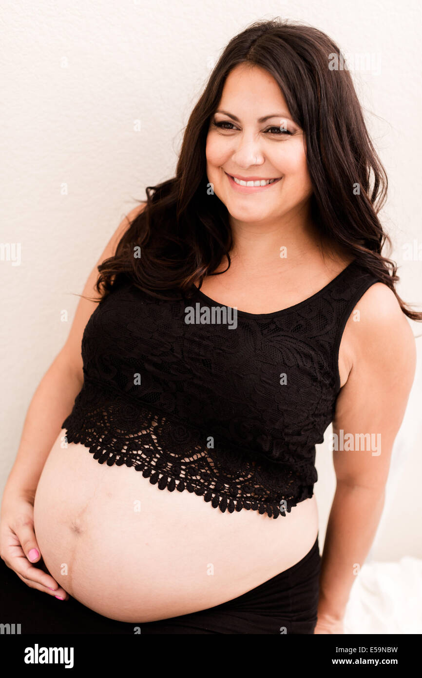 Schwangere junge Frau im letzten Monat der Schwangerschaft. Stockfoto
