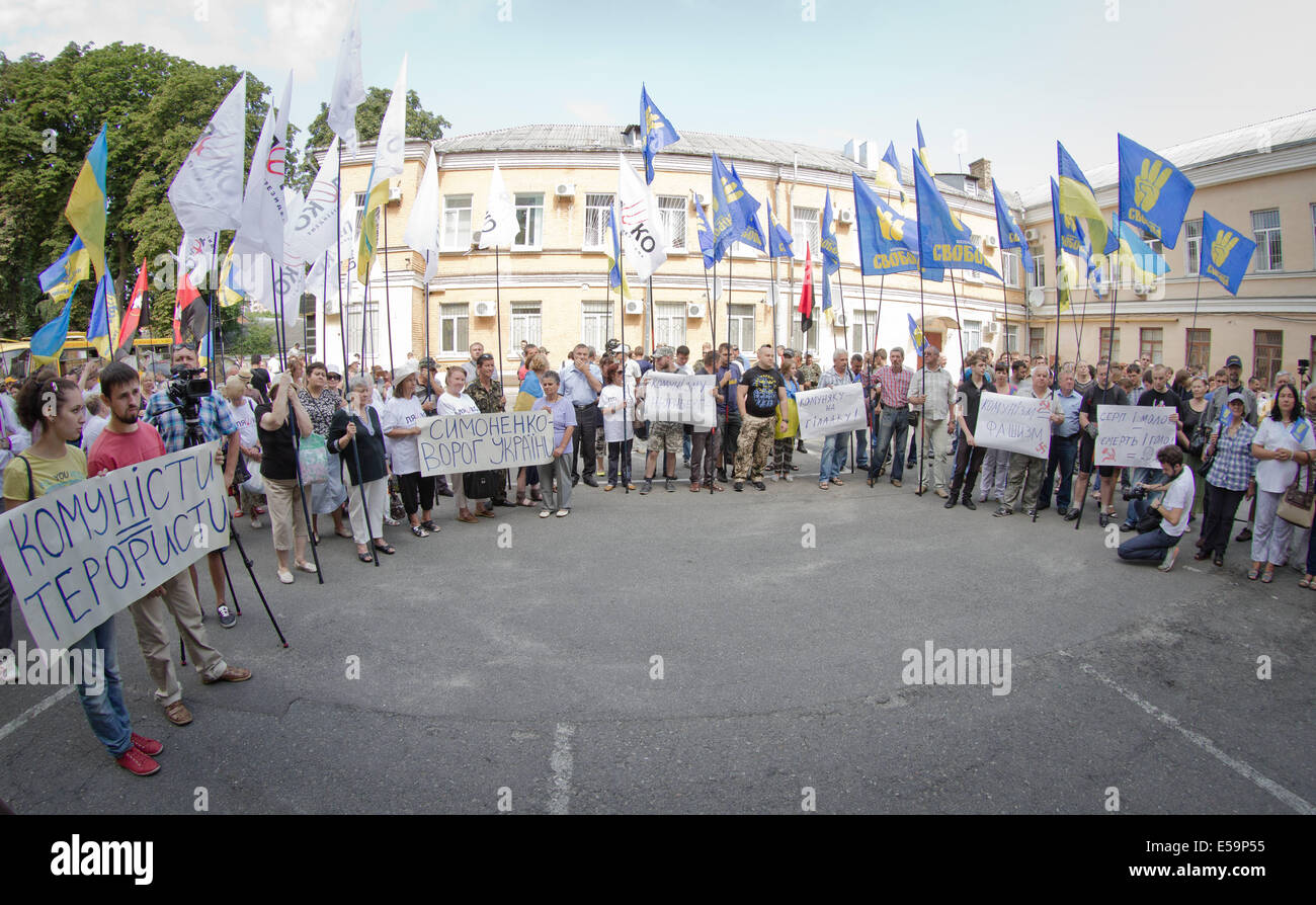 Kiew, Ukraine. 24. Juli 2014. 24. Juli: Nationalistische Parteiaktivisten Streikposten der Kiewer Verwaltungsgericht, die Anhörung am Verbot der kommunistischen Partei der Ukraine Credit beginnt: Sergii Kharchenko/NurPhoto/ZUMA Draht/Alamy Live News Stockfoto