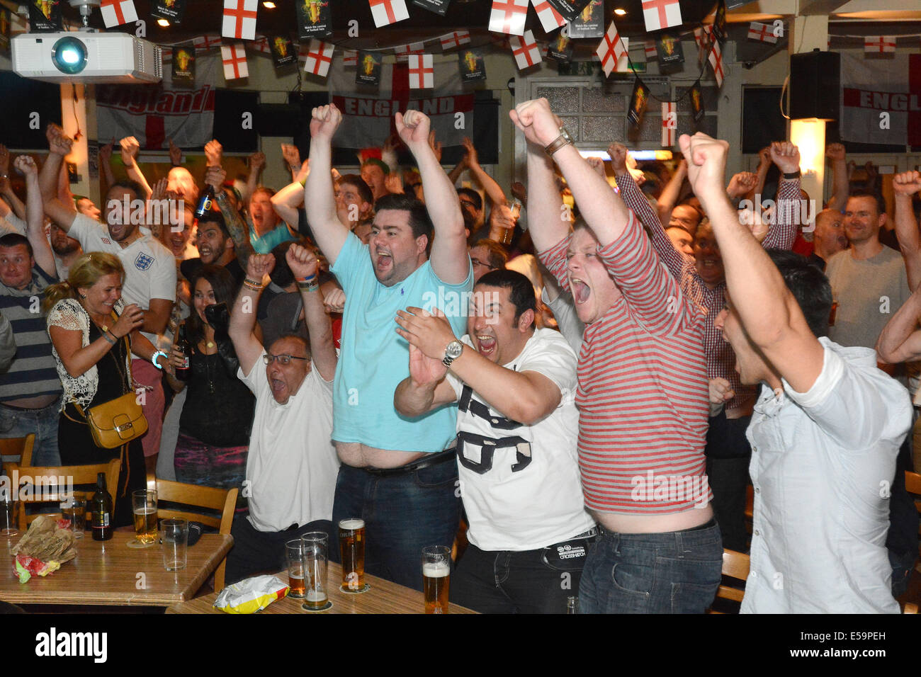 England Fußball-Fans feiern ein England Ziel Whist betrachtet eine WM-Spiel gegen Italien in der Bumerangs Bar, Plymouth Stockfoto