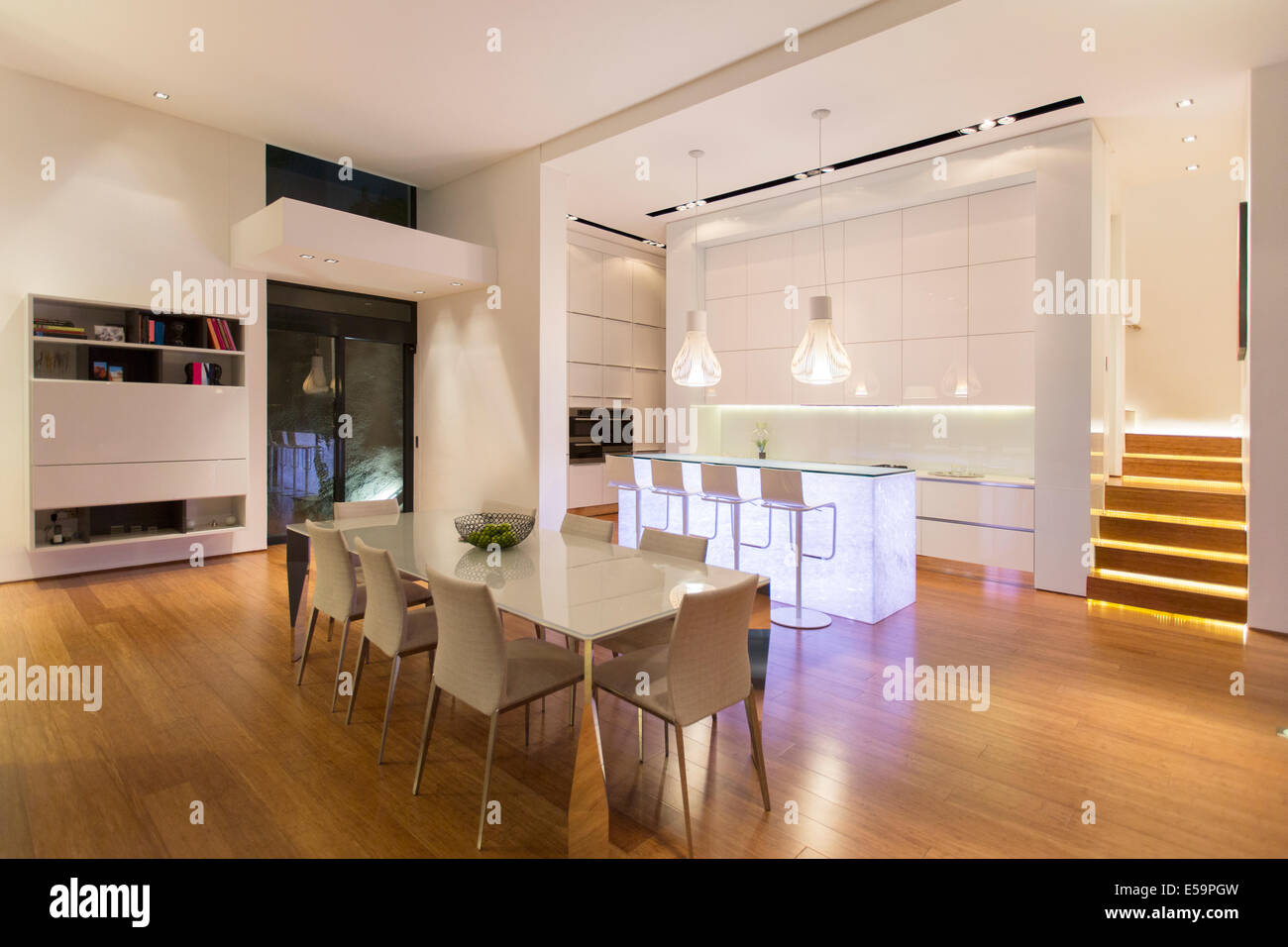 Essbereich und Küche im modernen Haus Stockfoto